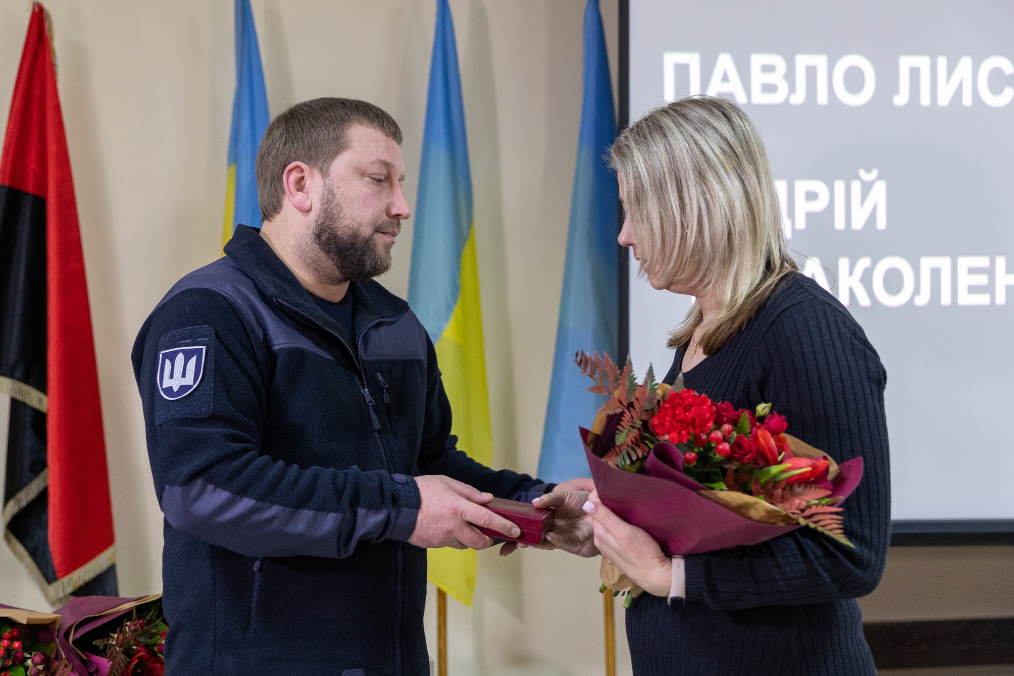 На зображенні може бути: 2 людини, люди стоять, квітка та у приміщенні