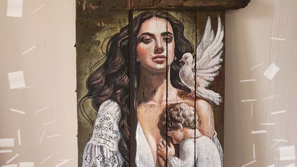 Новини Вінниці - фото з «Пошкоджені осколками, промовисті». Картини на ящиках від боєприпасів малює художниця з Вінниччини