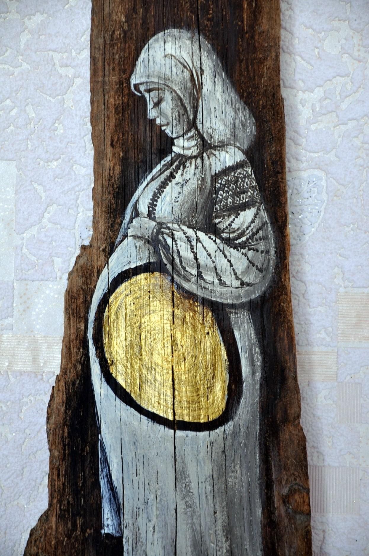 Новини Вінниці - фото з «Пошкоджені осколками, промовисті». Картини на ящиках від боєприпасів малює художниця з Вінниччини