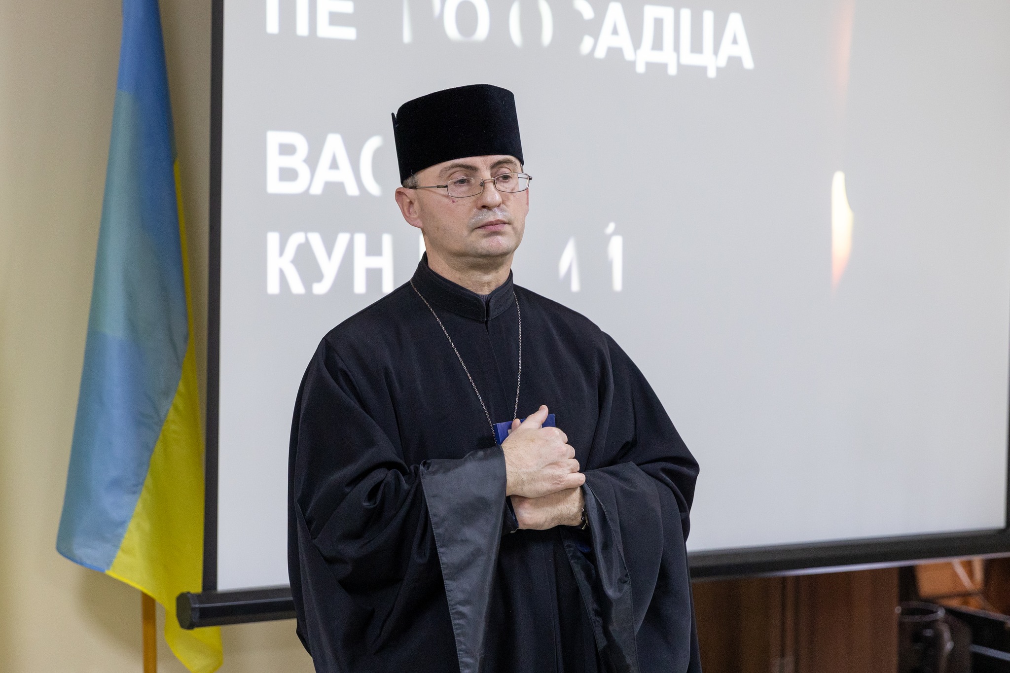 На зображенні може бути: 1 особа, сидить, стоїть, у приміщенні та текст