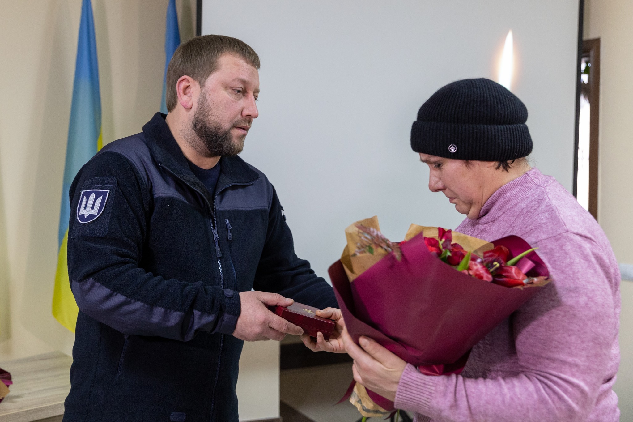 На зображенні може бути: 2 людини, люди стоять, квітка та у приміщенні