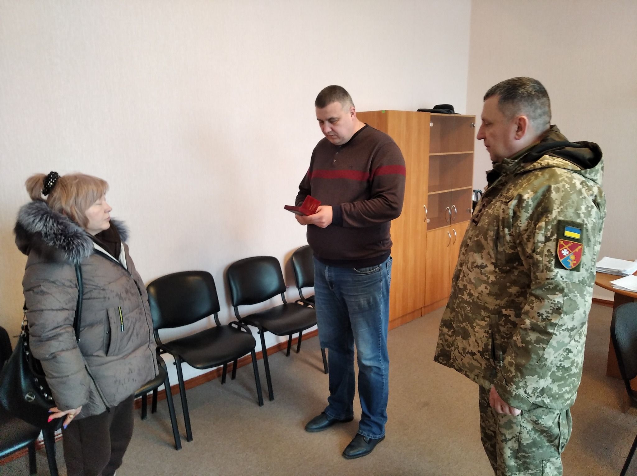 Новини Хмельницького - фото з Вдові загиблого сержанта Віктора Холодова вручили орден чоловіка (ФОТО)