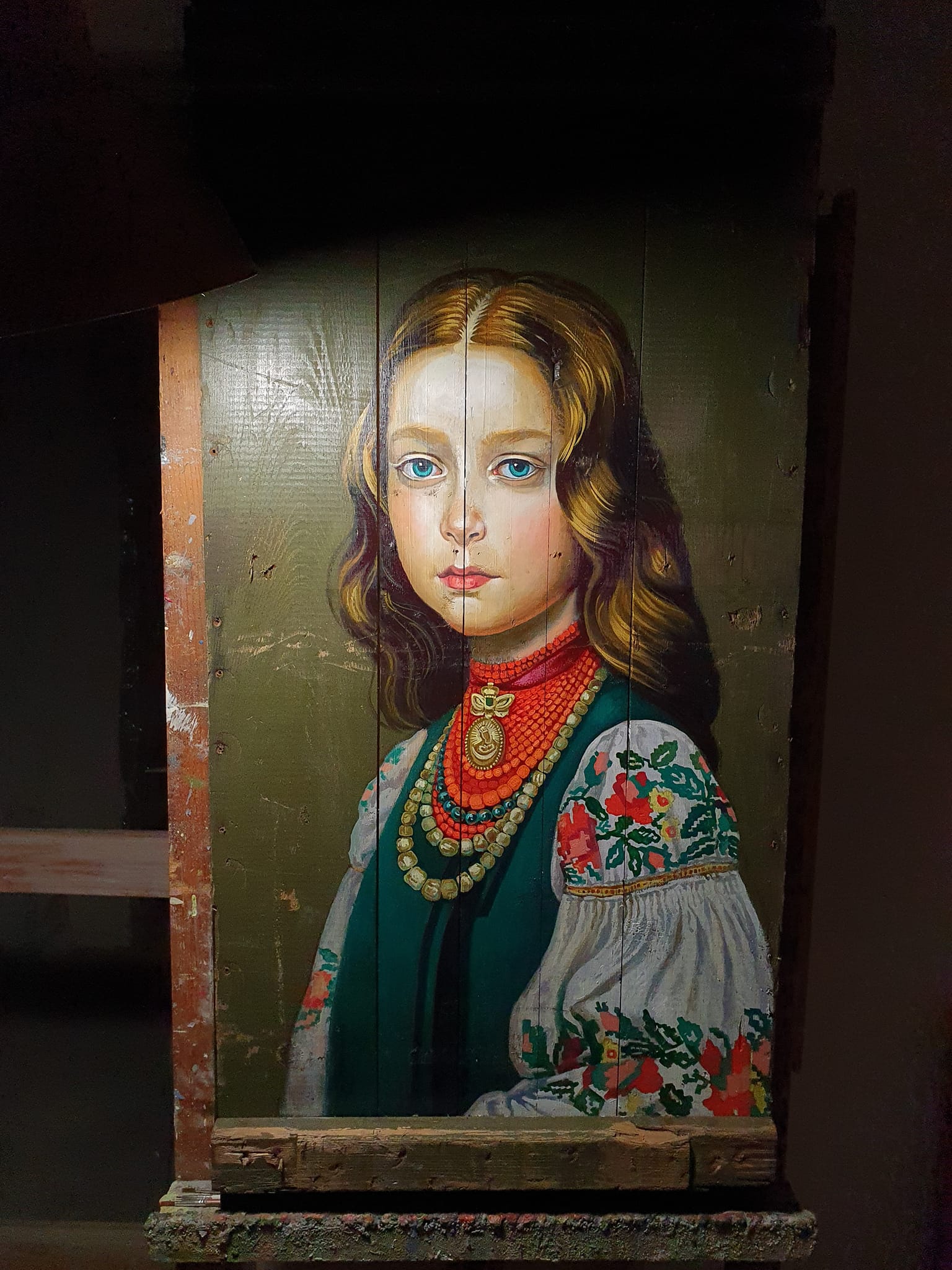 Новини Вінниці - фото з «Пошкоджені осколками, промовисті». Картини на ящиках від боєприпасів малює художниця з Вінниччини