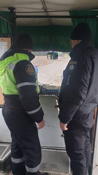 Новини Житомира - фото з У Житомирі патрульні спільно з Укртрансбезпекою перевіряли громадський транспорт