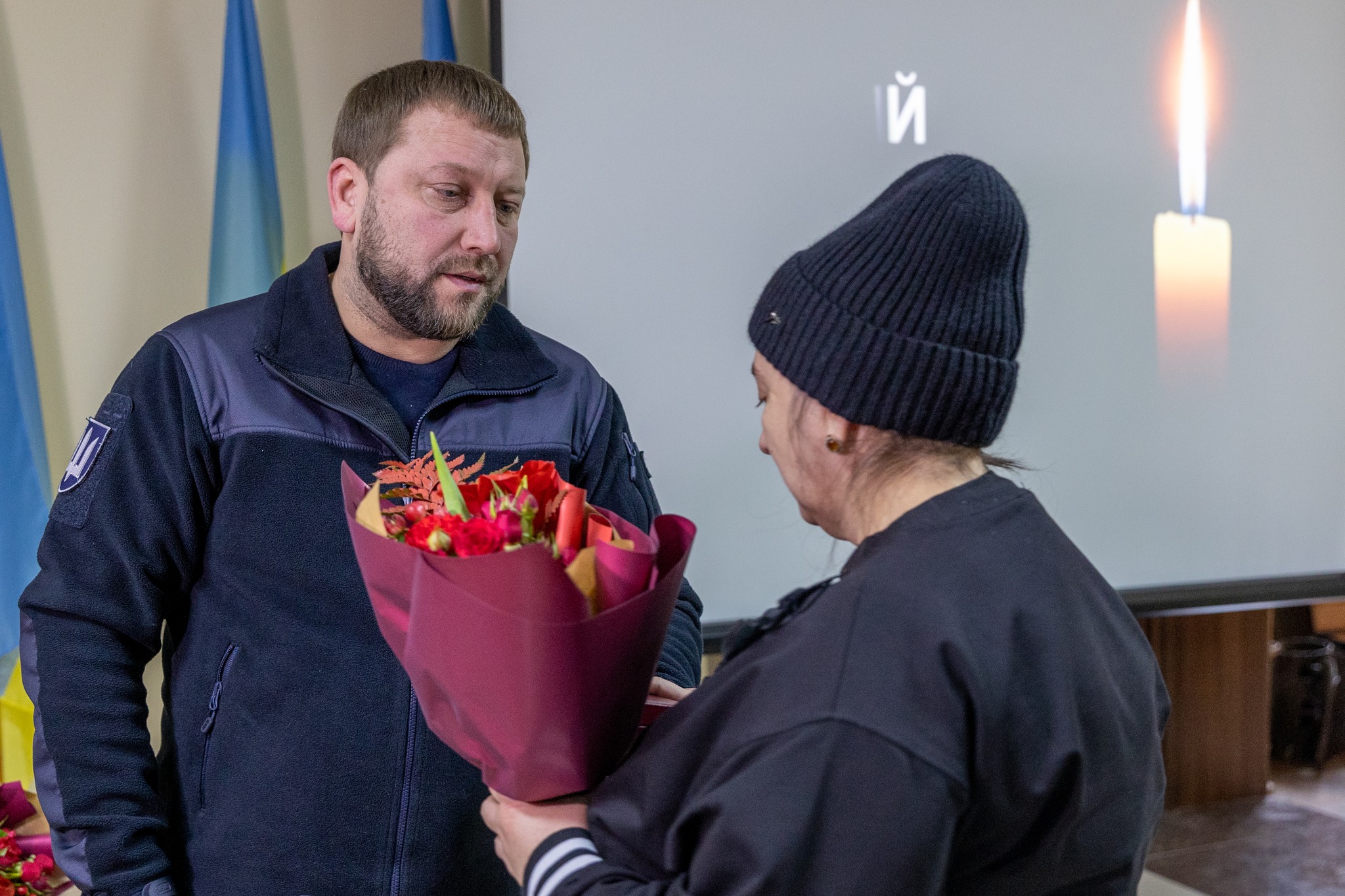 На зображенні може бути: 2 людини, люди стоять, квітка, у приміщенні та текст «й»