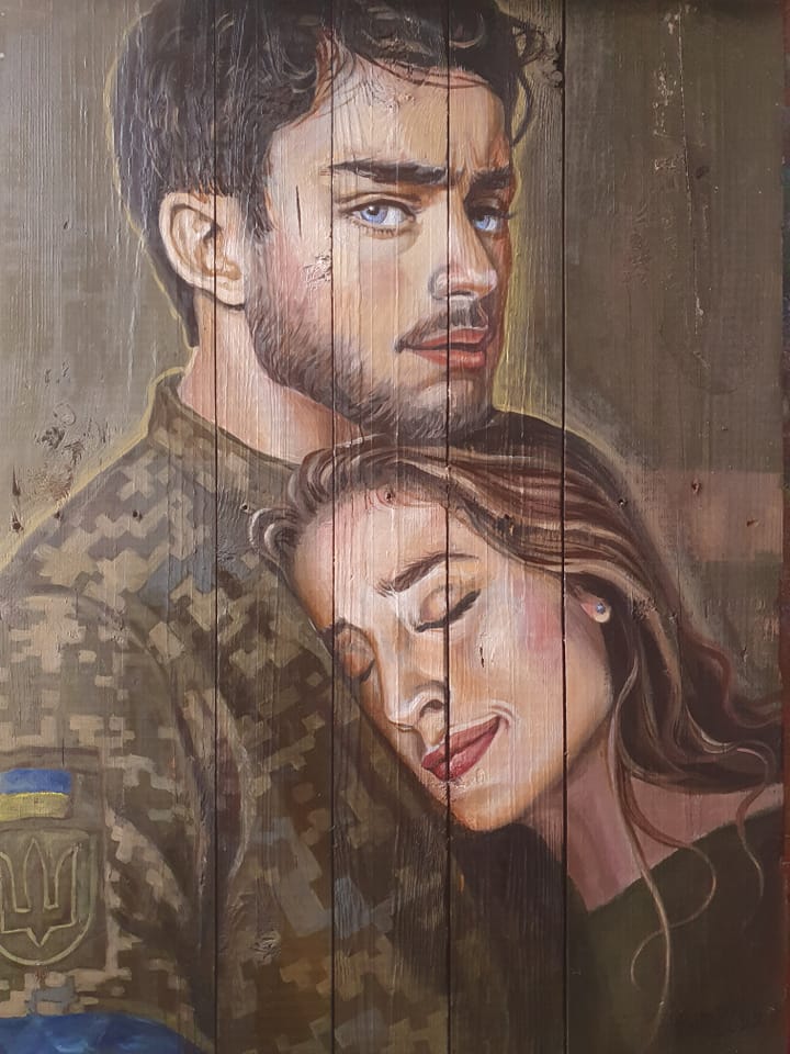 Новини Вінниці - фото з «Пошкоджені осколками, промовисті». Картини на ящиках від боєприпасів малює художниця з Вінниччини