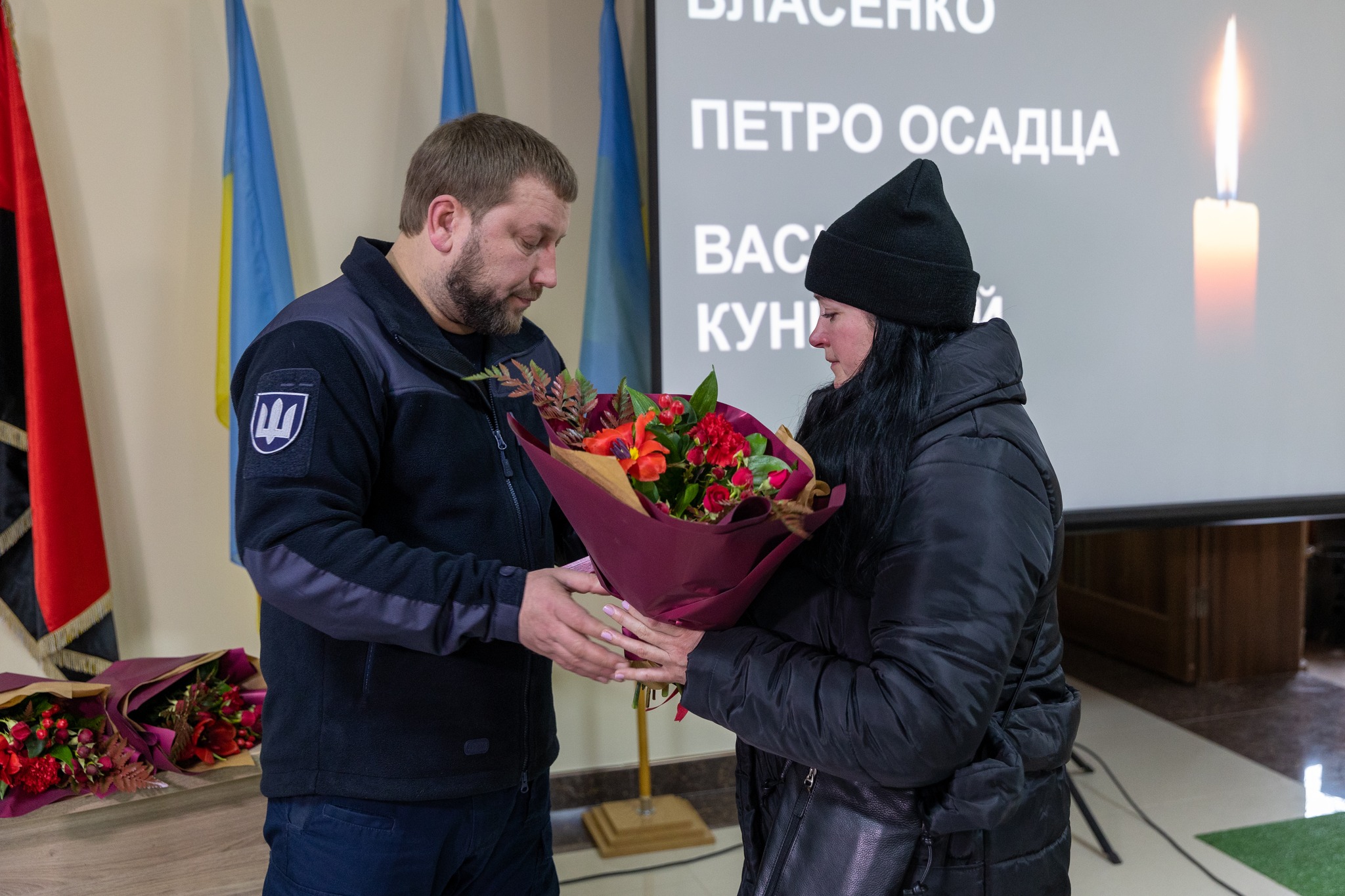 На зображенні може бути: 2 людини, люди стоять, квітка та у приміщенні