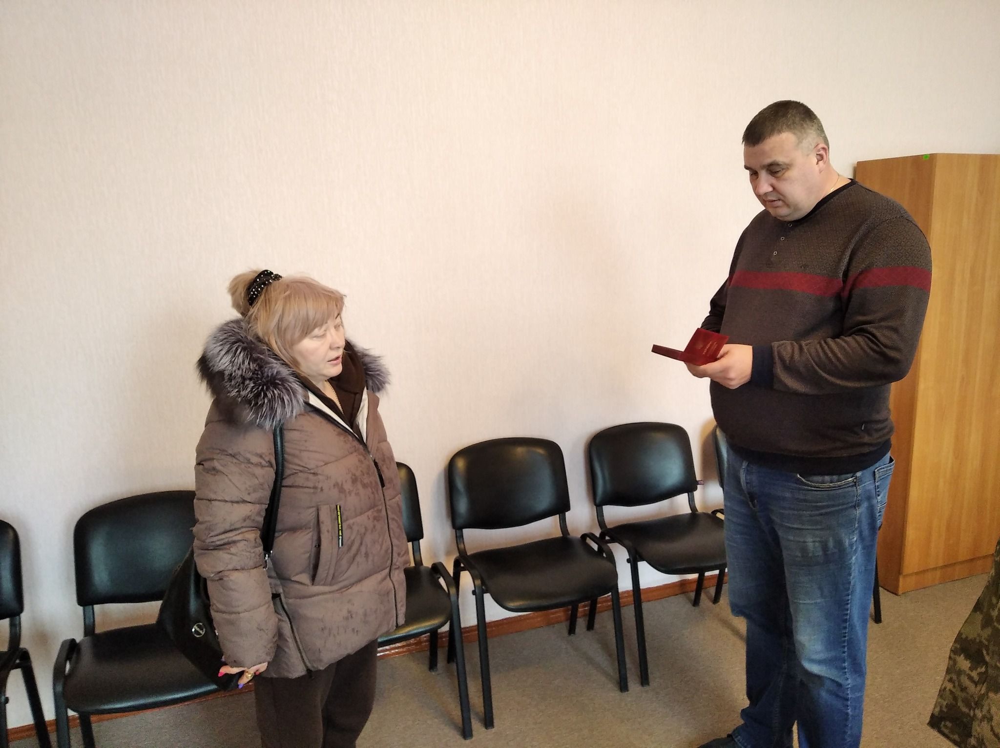 Новини Хмельницького - фото з Вдові загиблого сержанта Віктора Холодова вручили орден чоловіка (ФОТО)