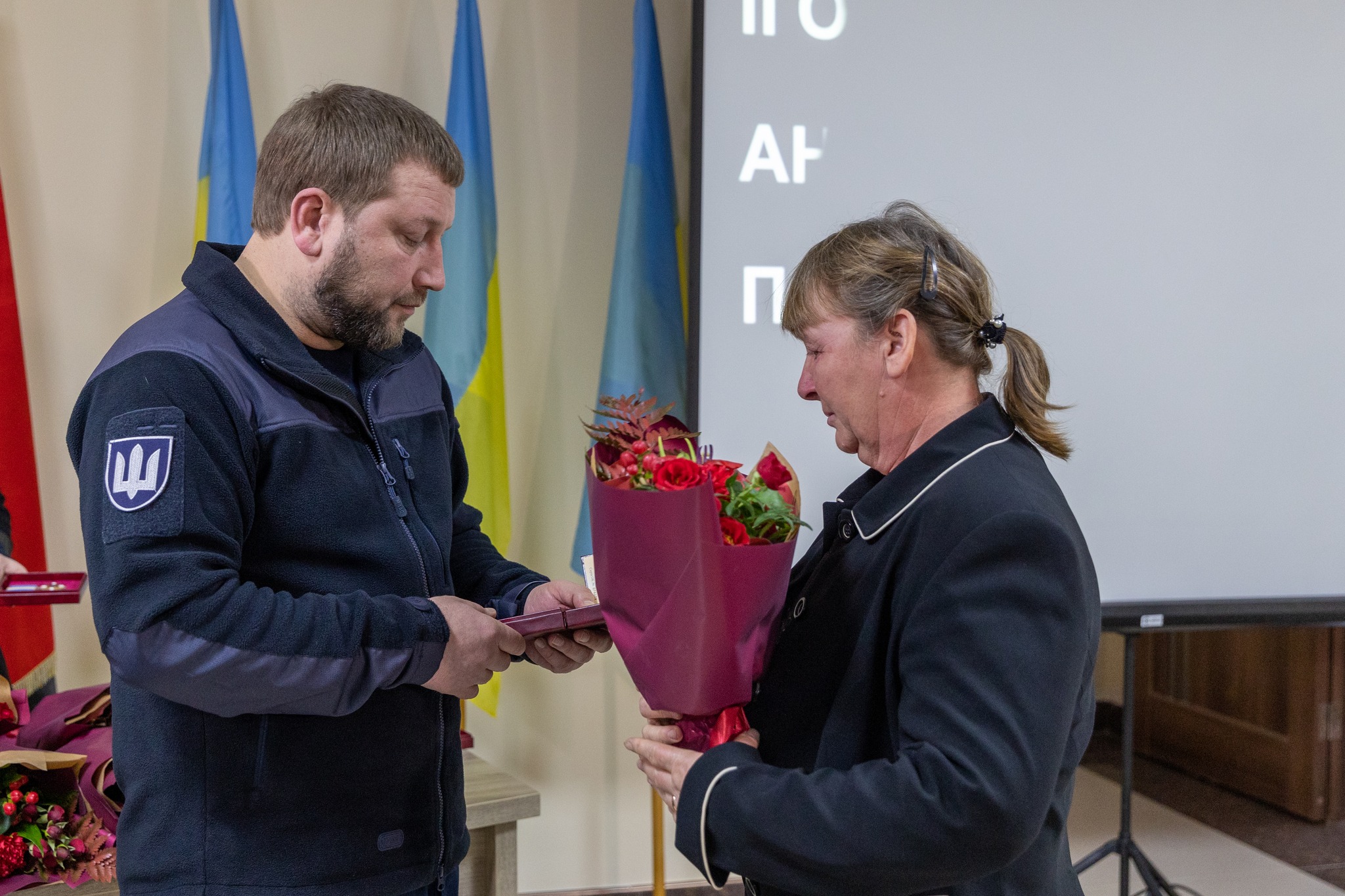 На зображенні може бути: 2 людини, люди стоять, квітка та у приміщенні