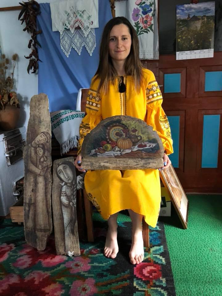 Новини Вінниці - фото з «Пошкоджені осколками, промовисті». Картини на ящиках від боєприпасів малює художниця з Вінниччини