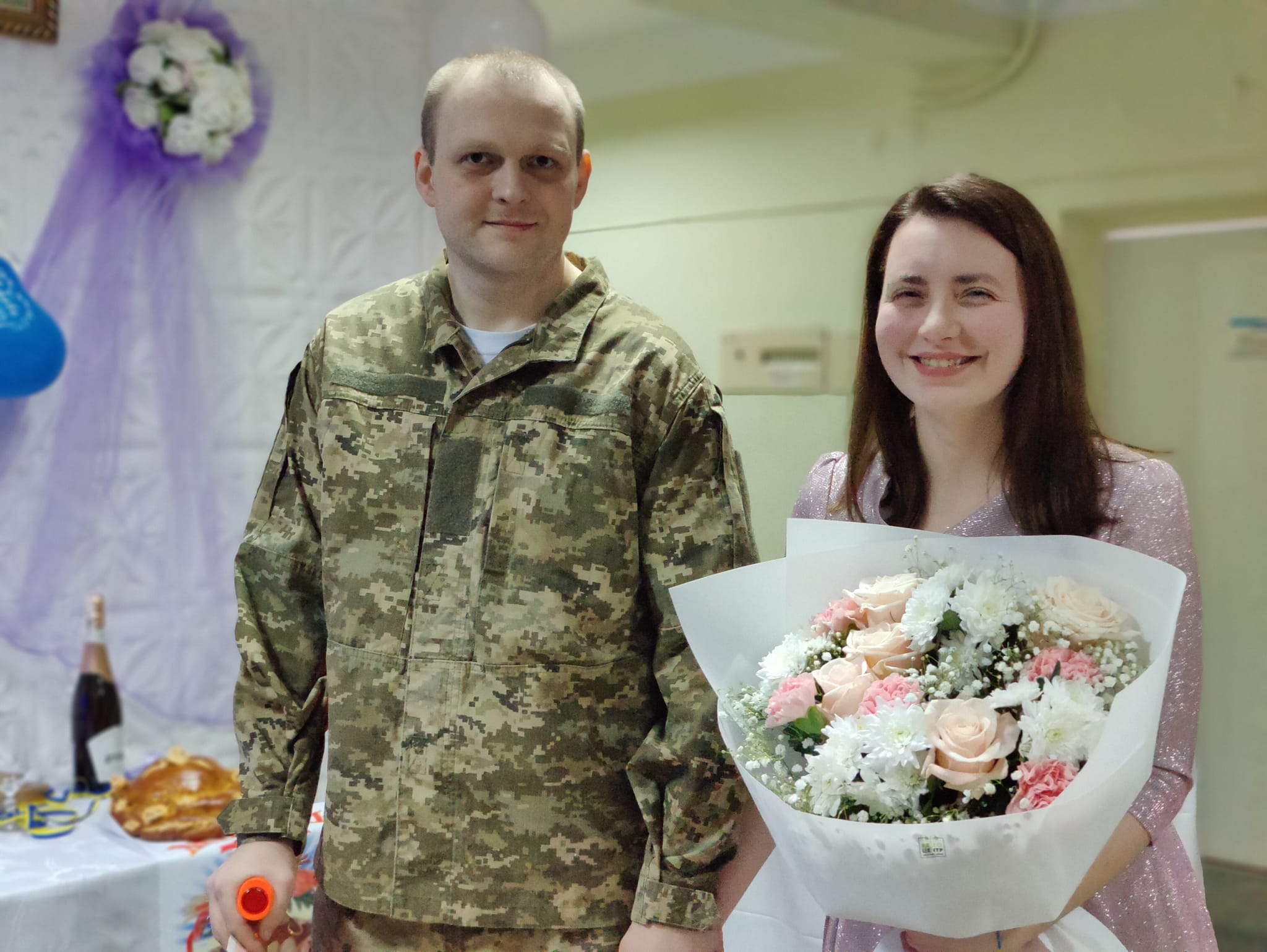 Новини Тернополя - фото з Любов живе навіть у темні часи: в обласній лікарні у Тернополі одружились військовий та його кохана