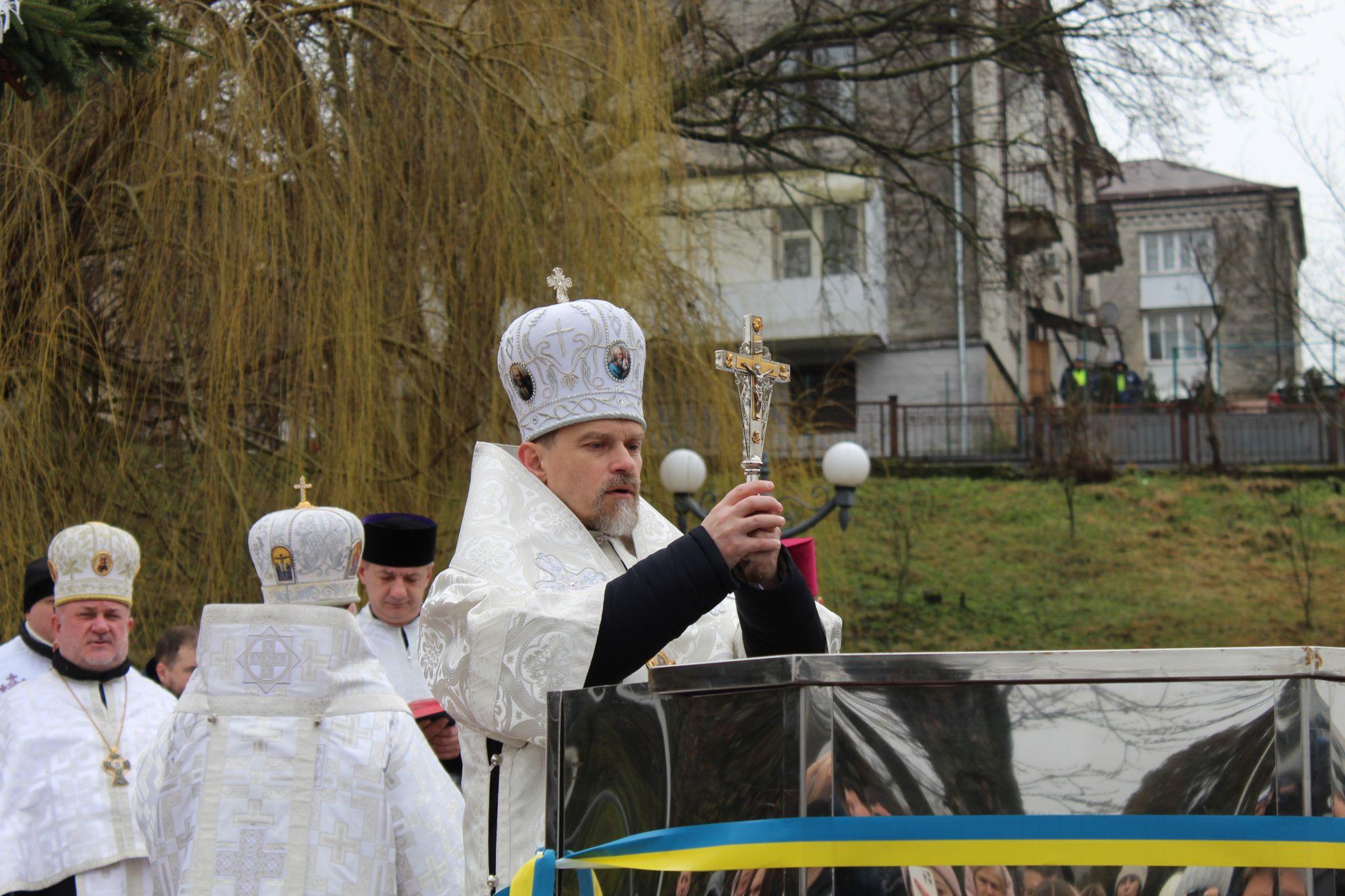 Новини Тернополя - фото з Колядки, сльози й молитва за солдатів на фронті: на Набережній освятили воду (РЕПОРТАЖ)