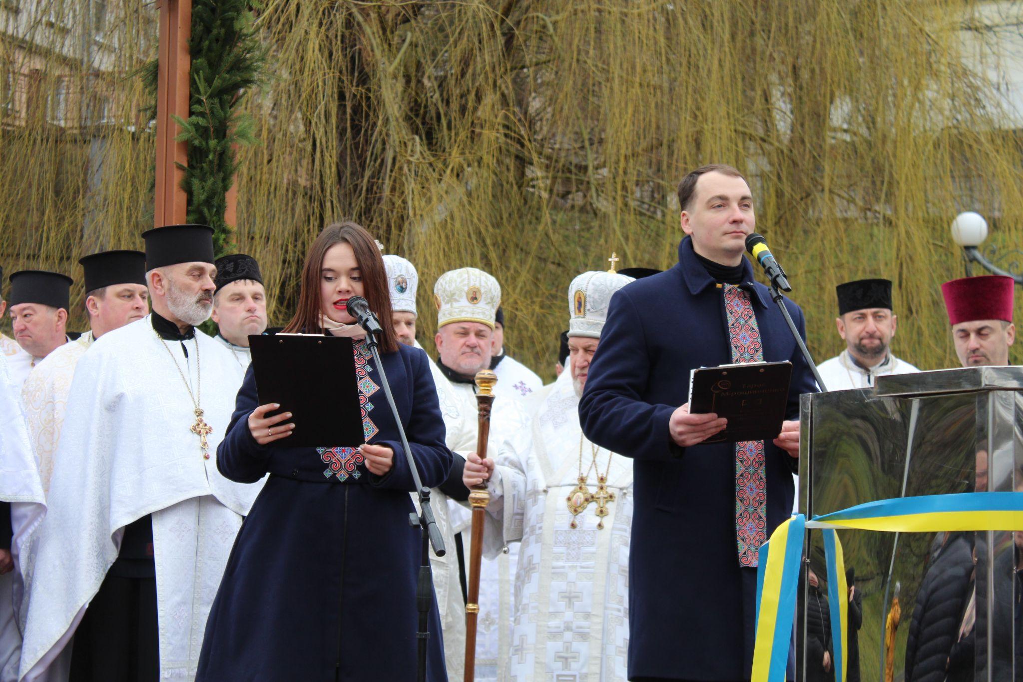 Новини Тернополя - фото з Колядки, сльози й молитва за солдатів на фронті: на Набережній освятили воду (РЕПОРТАЖ)