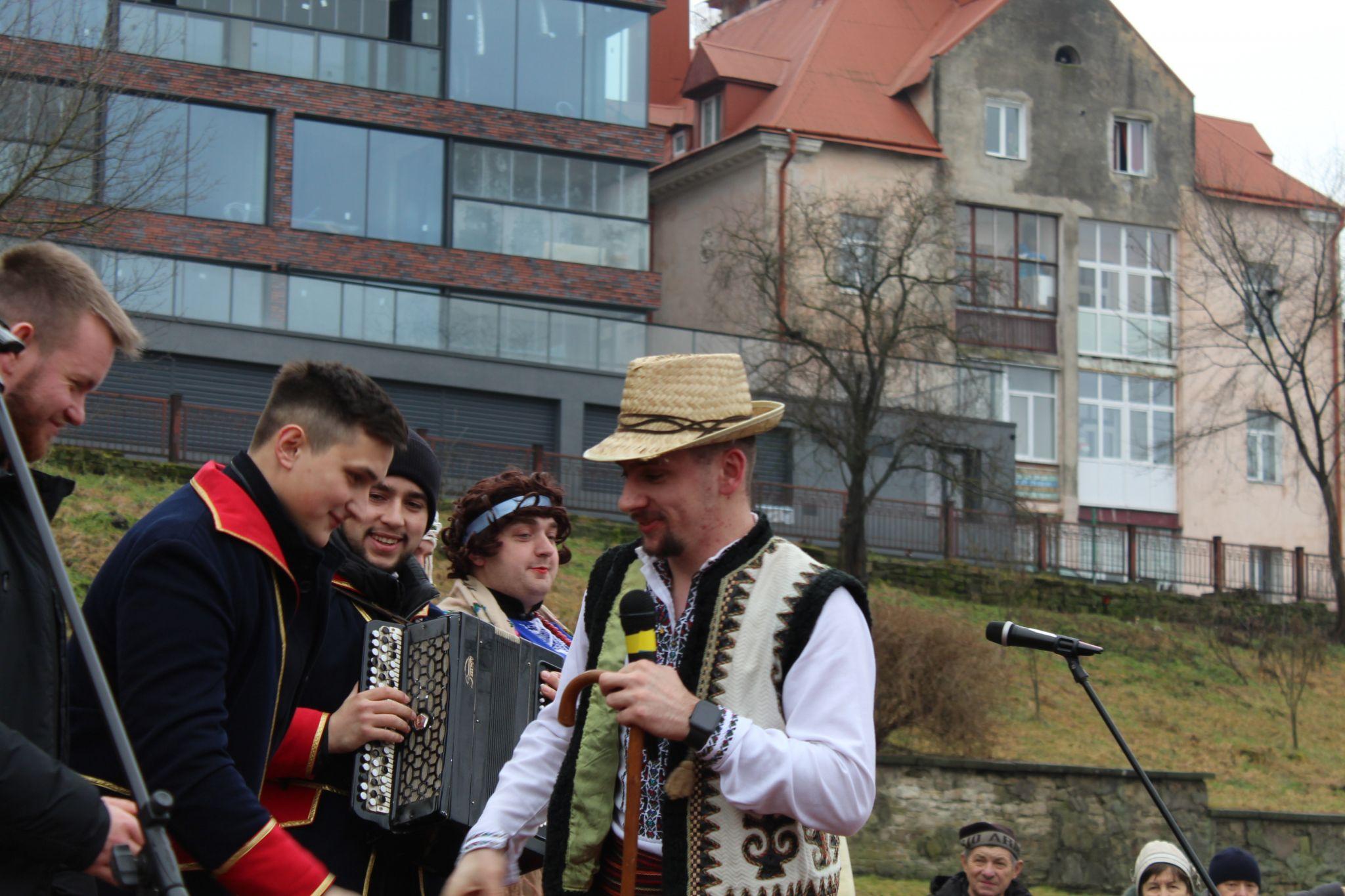 Новини Тернополя - фото з Колядки, сльози й молитва за солдатів на фронті: на Набережній освятили воду (РЕПОРТАЖ)