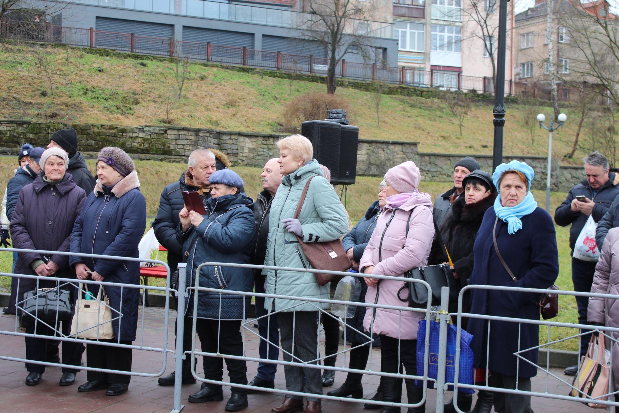 Новини Тернополя - фото з Колядки, сльози й молитва за солдатів на фронті: на Набережній освятили воду (РЕПОРТАЖ)