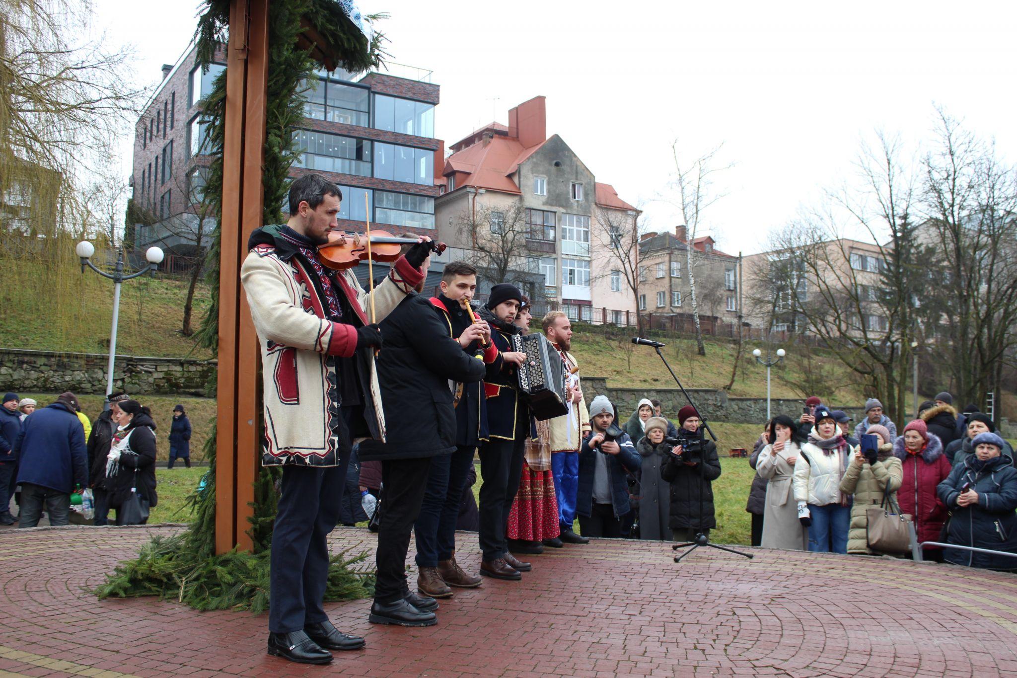 Новини Тернополя - фото з Колядки, сльози й молитва за солдатів на фронті: на Набережній освятили воду (РЕПОРТАЖ)