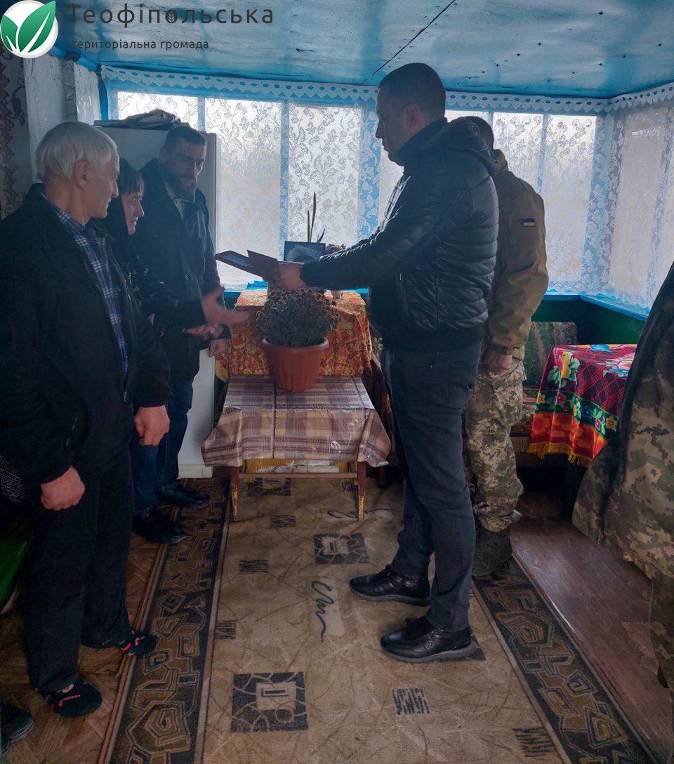 Новини Хмельницького - фото з «Низький уклін за сина»: рідним загиблого Героя з Теофіпольщини вручили орден