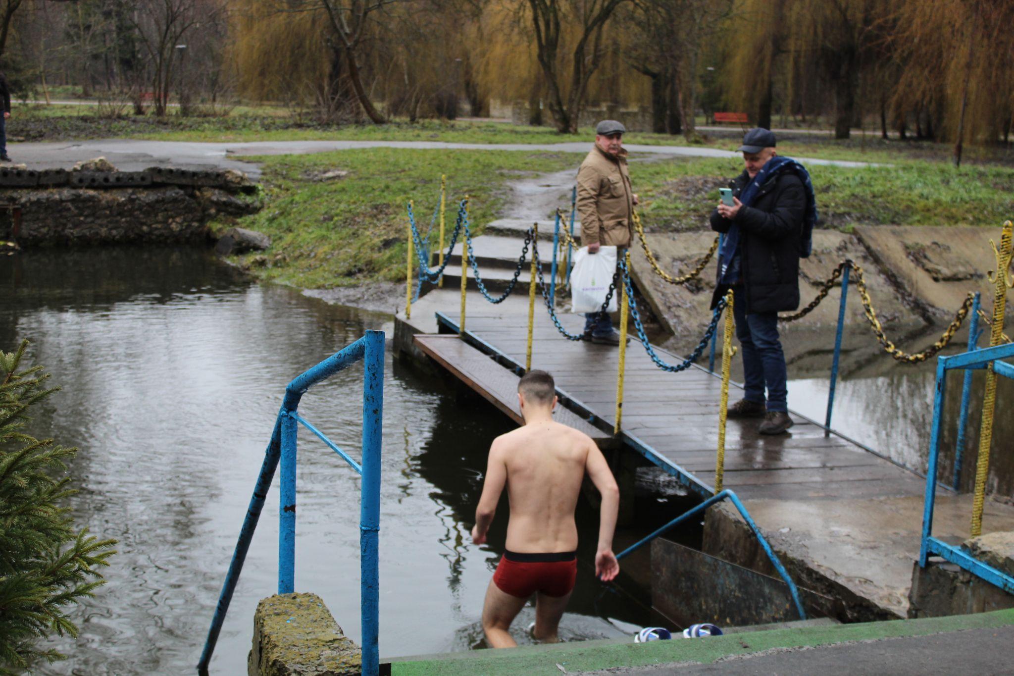 Новини Тернополя - фото з Чому купаються в крижаній воді? Тернопільські моржі зі стажем поділились своїм досвідом