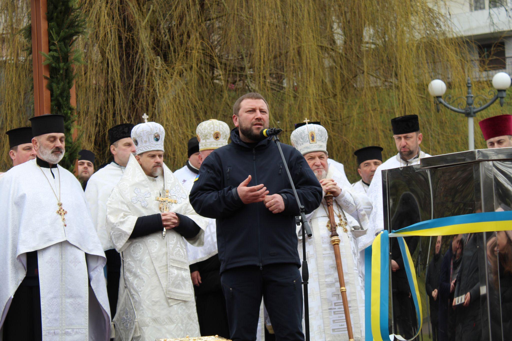 Новини Тернополя - фото з Колядки, сльози й молитва за солдатів на фронті: на Набережній освятили воду (РЕПОРТАЖ)