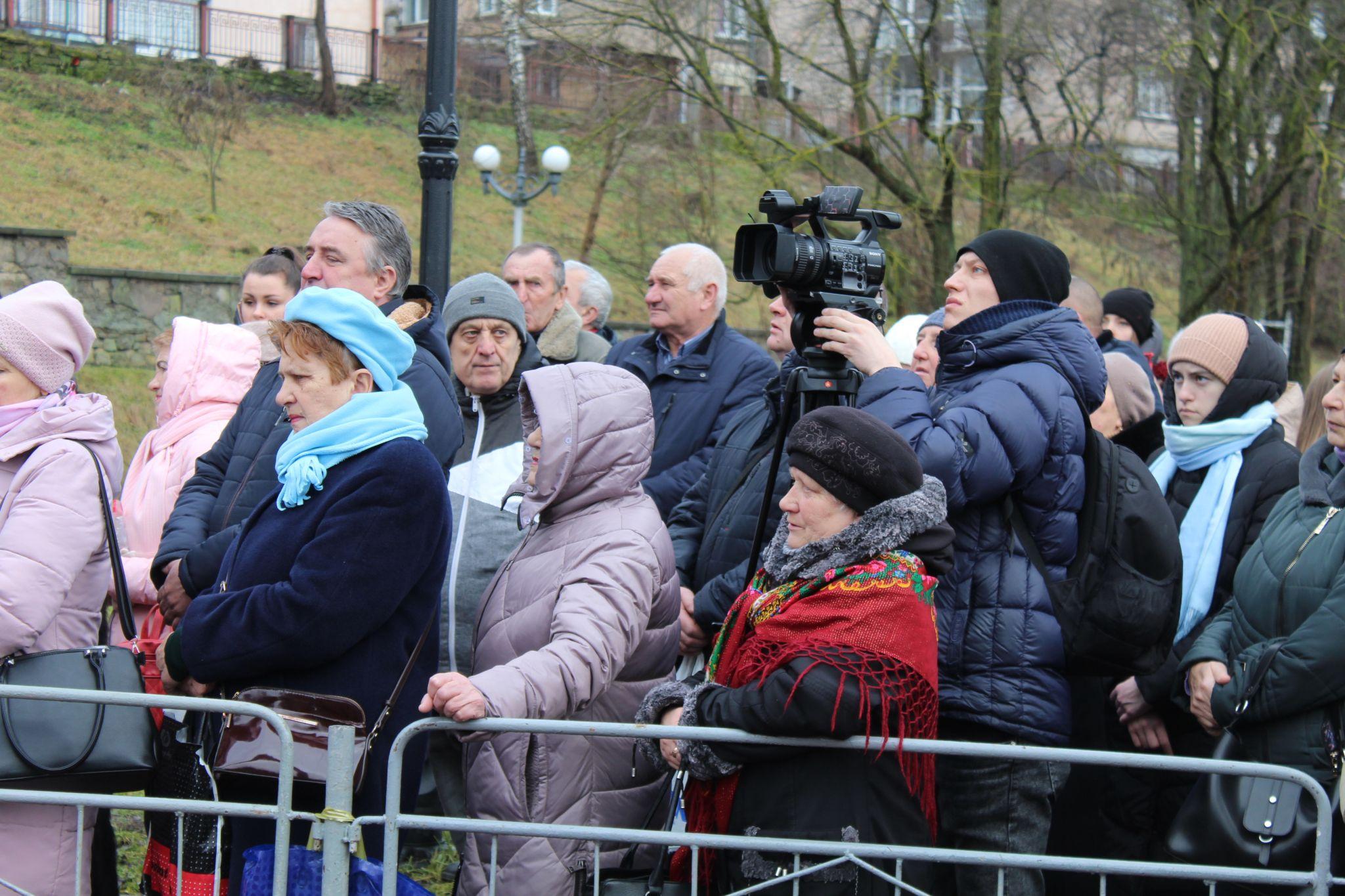 Новини Тернополя - фото з Колядки, сльози й молитва за солдатів на фронті: на Набережній освятили воду (РЕПОРТАЖ)