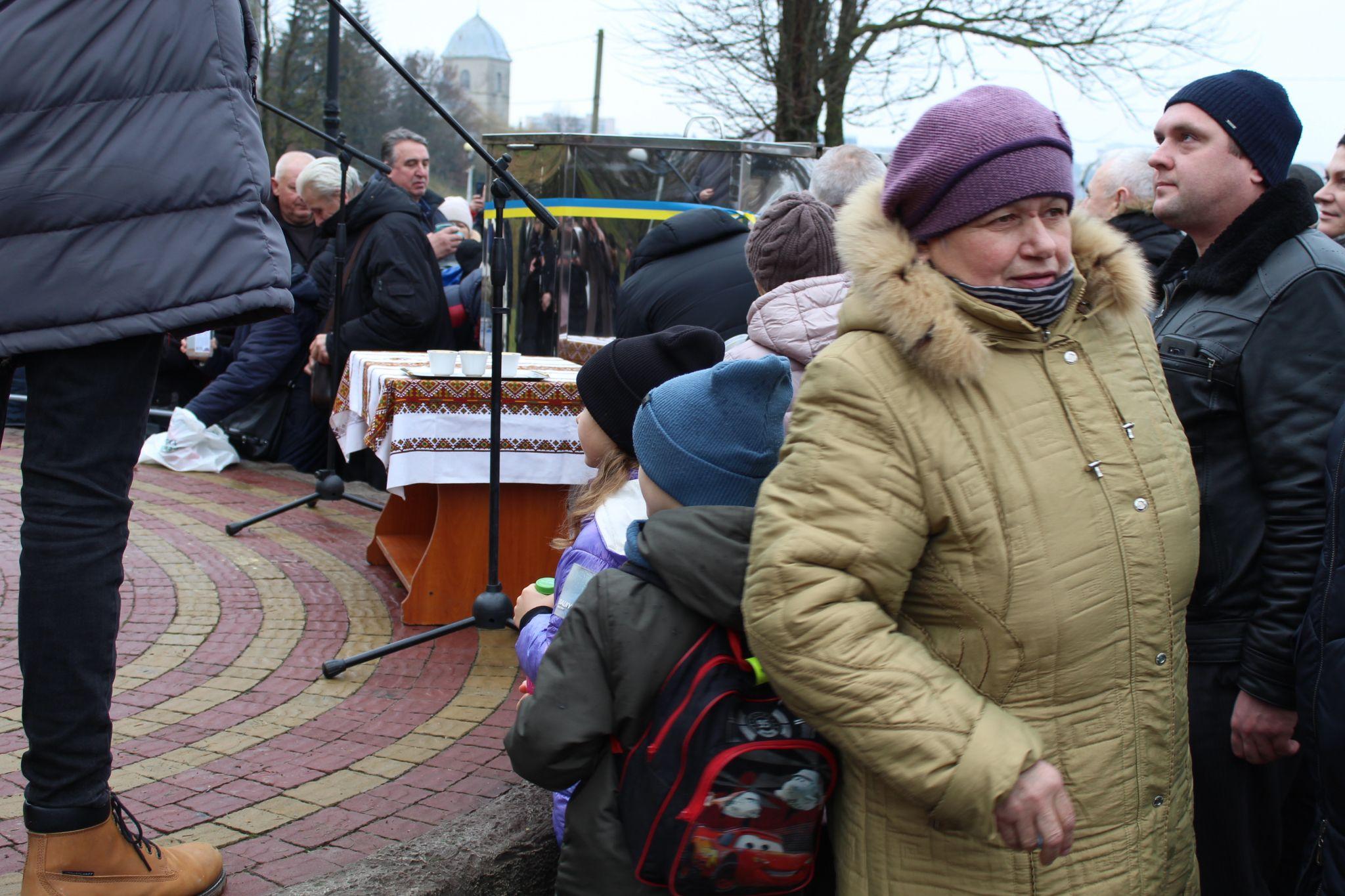 Новини Тернополя - фото з Колядки, сльози й молитва за солдатів на фронті: на Набережній освятили воду (РЕПОРТАЖ)