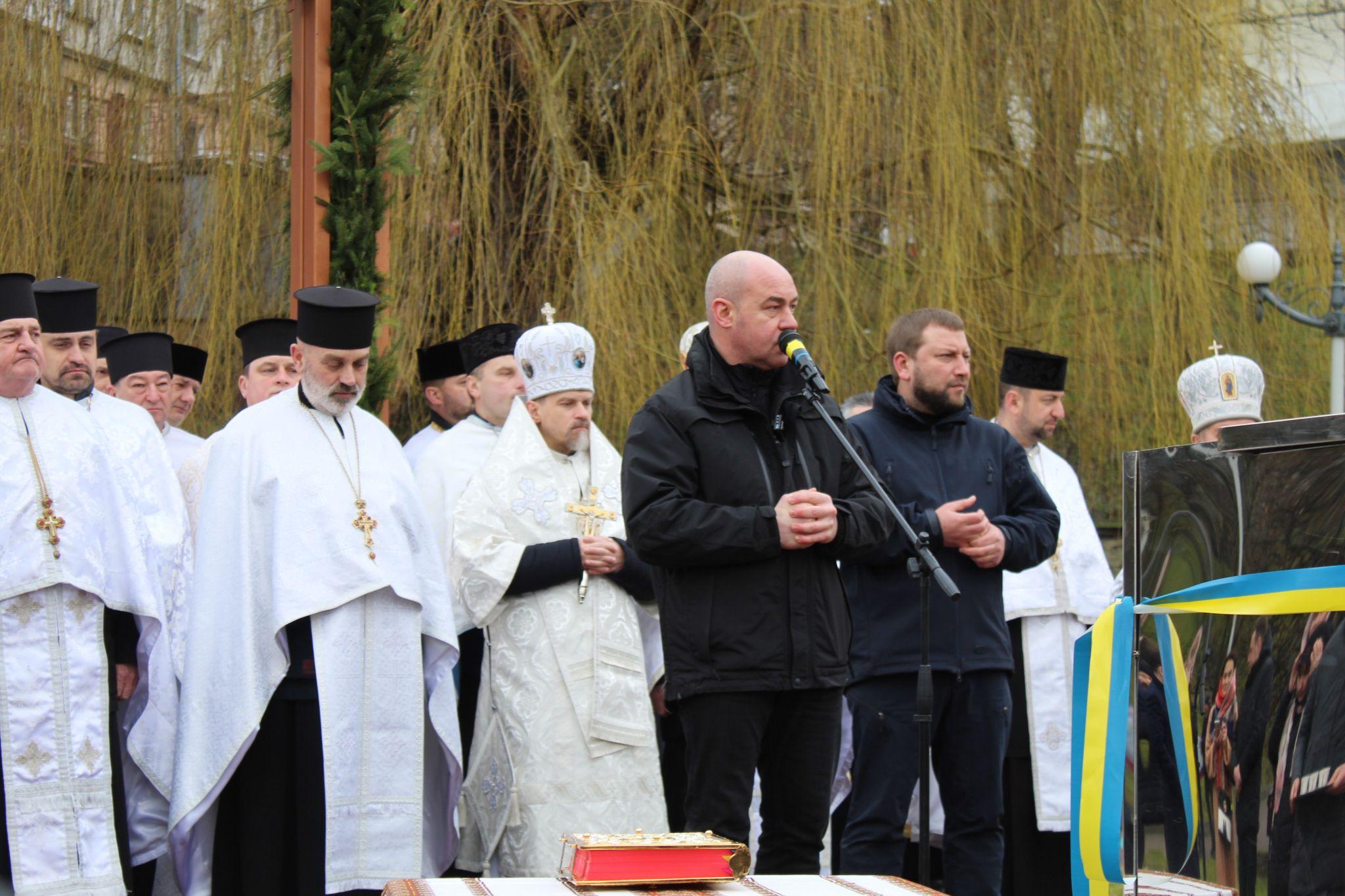Новини Тернополя - фото з Колядки, сльози й молитва за солдатів на фронті: на Набережній освятили воду (РЕПОРТАЖ)