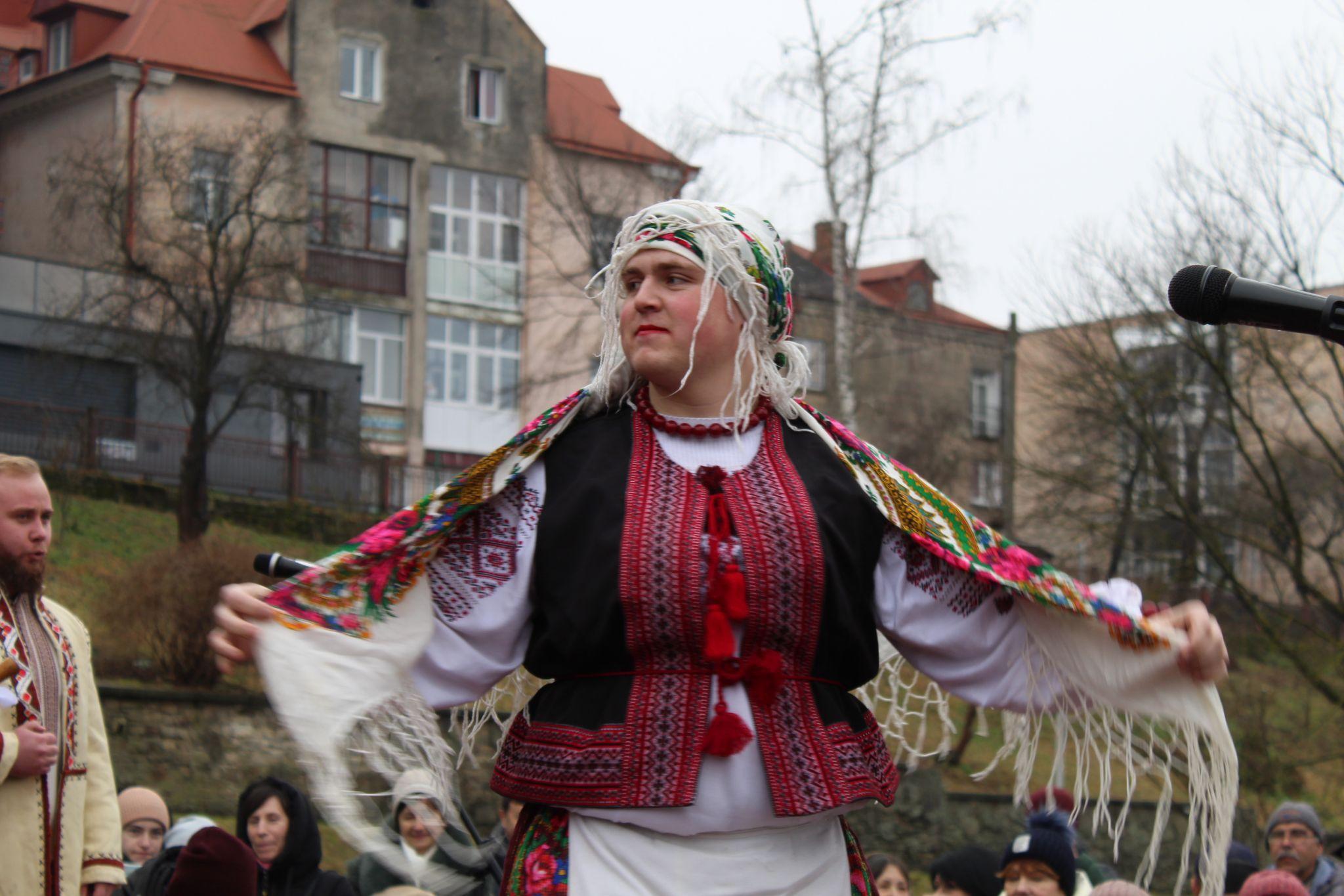 Новини Тернополя - фото з Колядки, сльози й молитва за солдатів на фронті: на Набережній освятили воду (РЕПОРТАЖ)