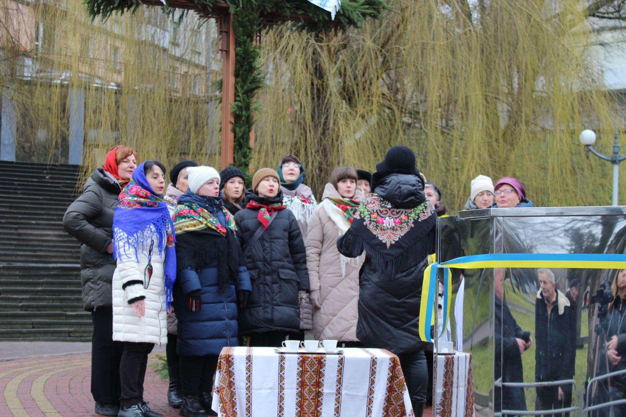 Новини Тернополя - фото з Колядки, сльози й молитва за солдатів на фронті: на Набережній освятили воду (РЕПОРТАЖ)