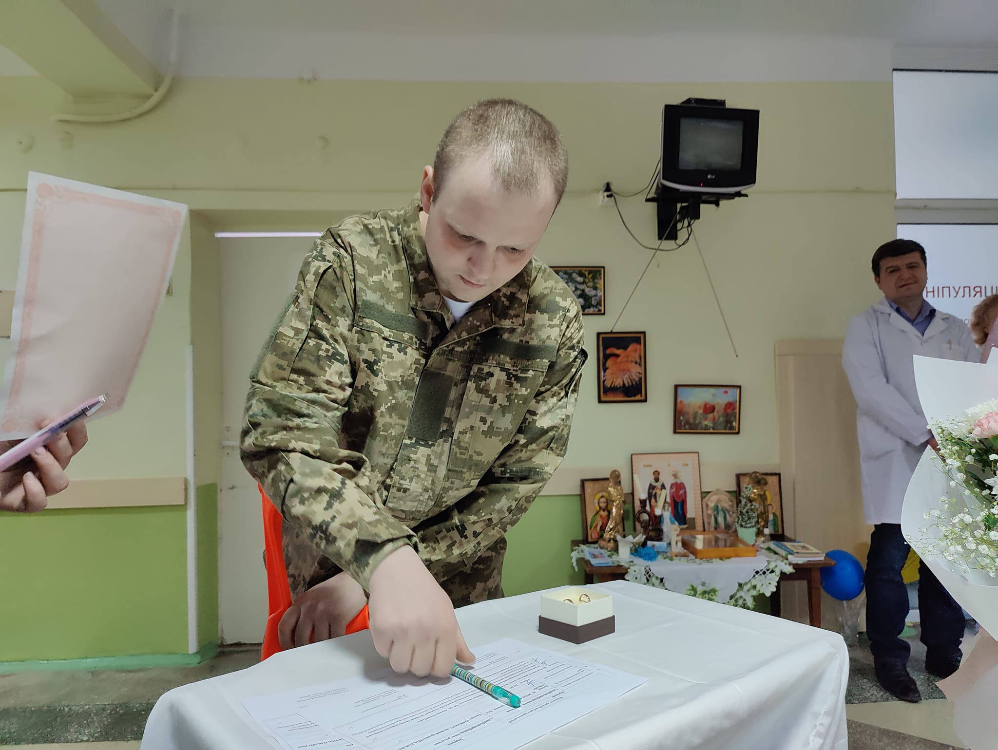 Новини Тернополя - фото з Любов живе навіть у темні часи: в обласній лікарні у Тернополі одружились військовий та його кохана