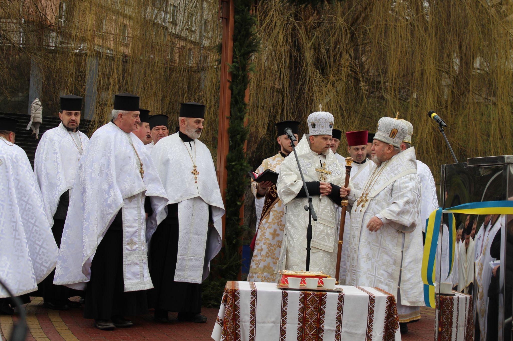 Новини Тернополя - фото з Колядки, сльози й молитва за солдатів на фронті: на Набережній освятили воду (РЕПОРТАЖ)