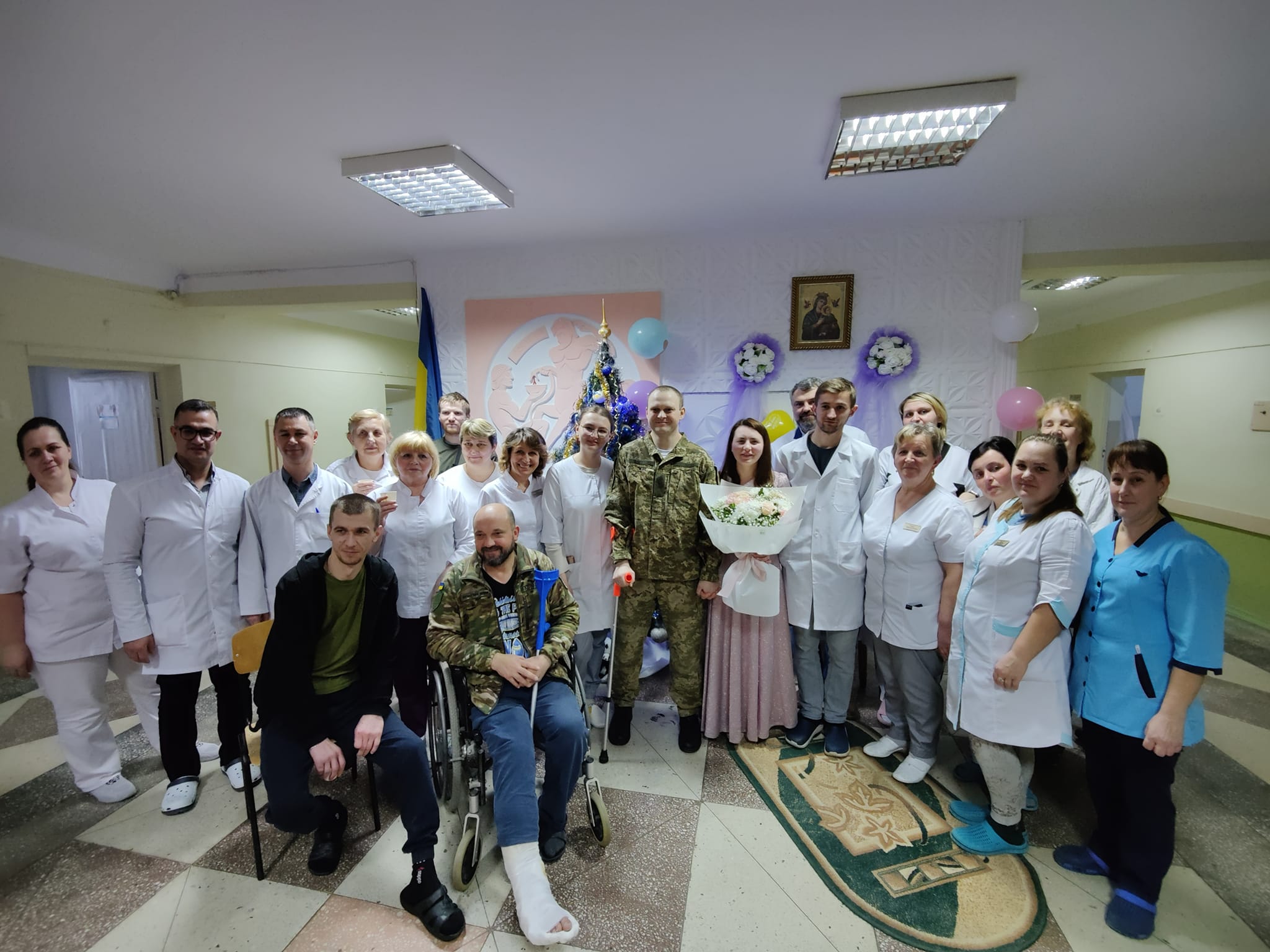 Новини Тернополя - фото з Любов живе навіть у темні часи: в обласній лікарні у Тернополі одружились військовий та його кохана
