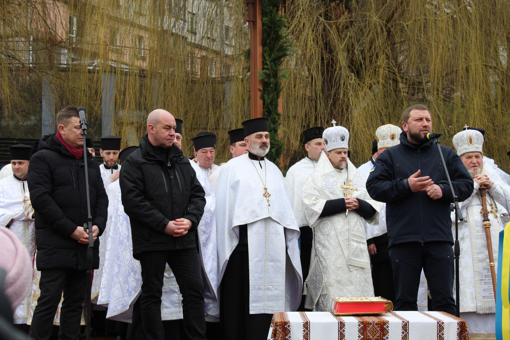 Новини Тернополя - фото з Колядки, сльози й молитва за солдатів на фронті: на Набережній освятили воду (РЕПОРТАЖ)
