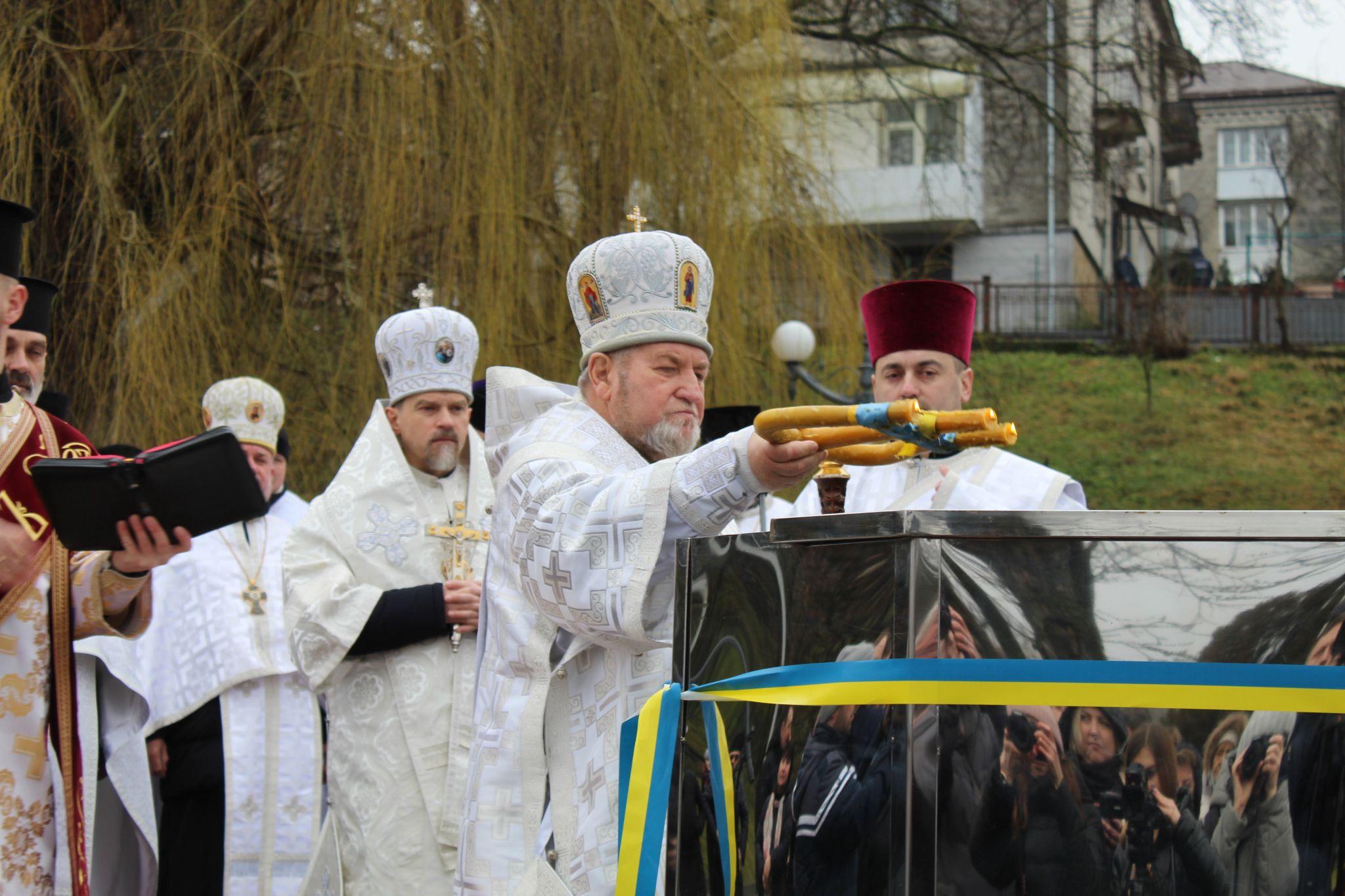 Новини Тернополя - фото з Колядки, сльози й молитва за солдатів на фронті: на Набережній освятили воду (РЕПОРТАЖ)