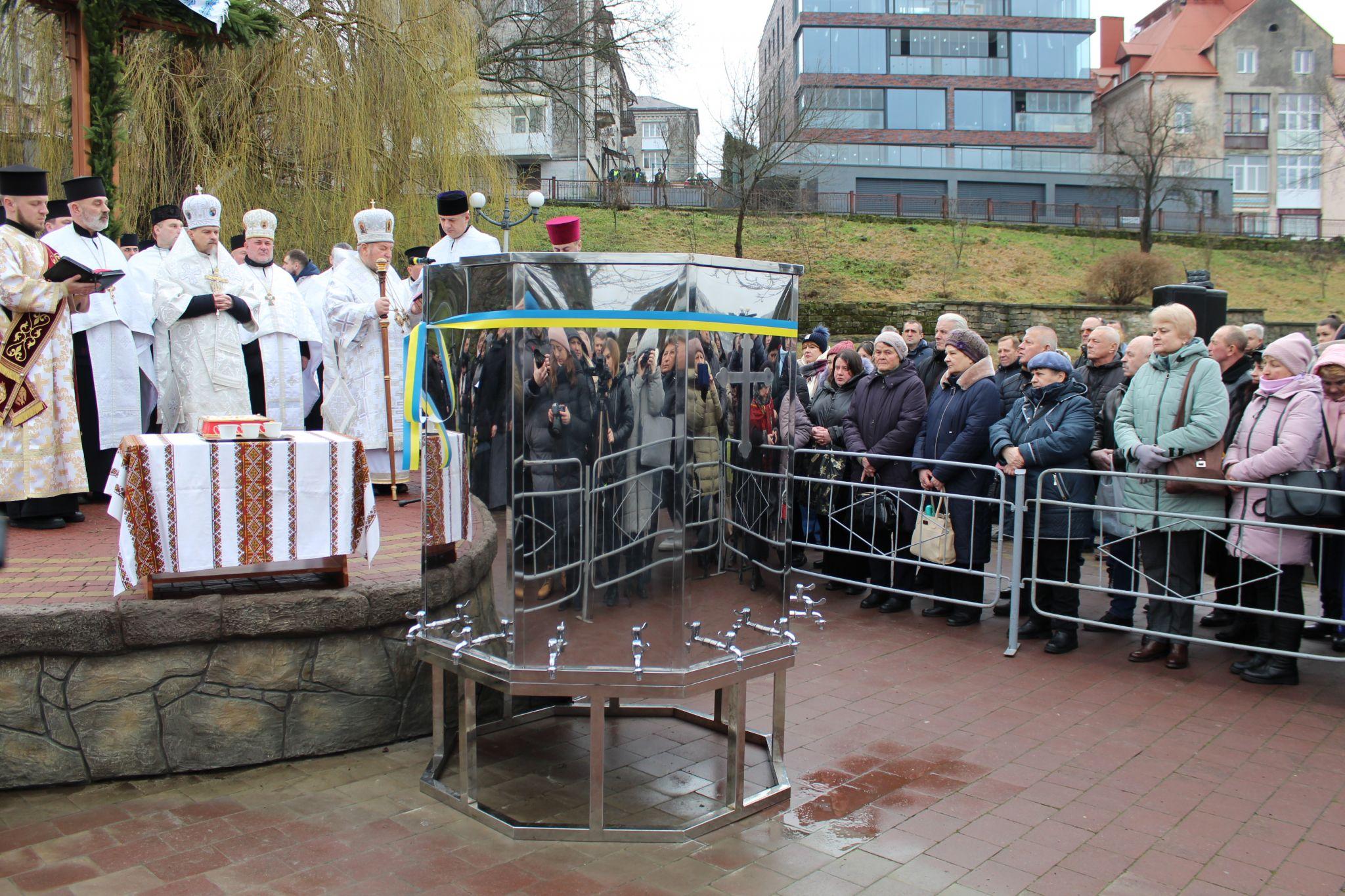Новини Тернополя - фото з Колядки, сльози й молитва за солдатів на фронті: на Набережній освятили воду (РЕПОРТАЖ)