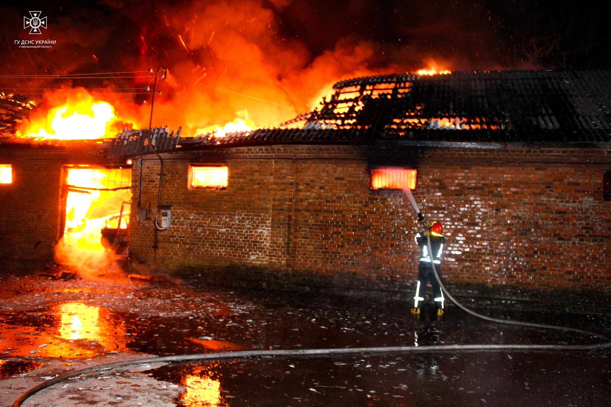 Новини Хмельницького - фото з Масштабна пожежа у Хмельницькому районі: згоріло виробництво пластику (ФОТО, ВІДЕО)