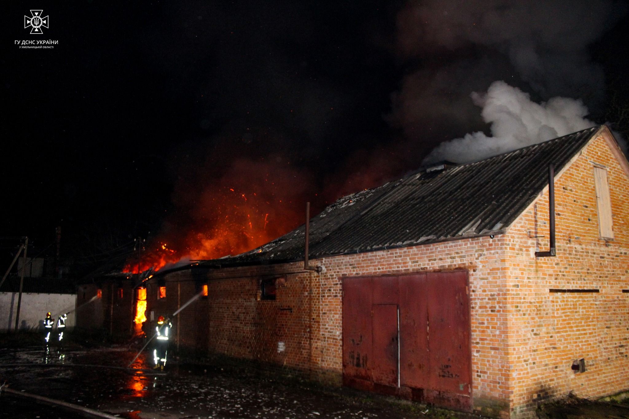 Новини Хмельницького - фото з Масштабна пожежа у Хмельницькому районі: згоріло виробництво пластику (ФОТО, ВІДЕО)