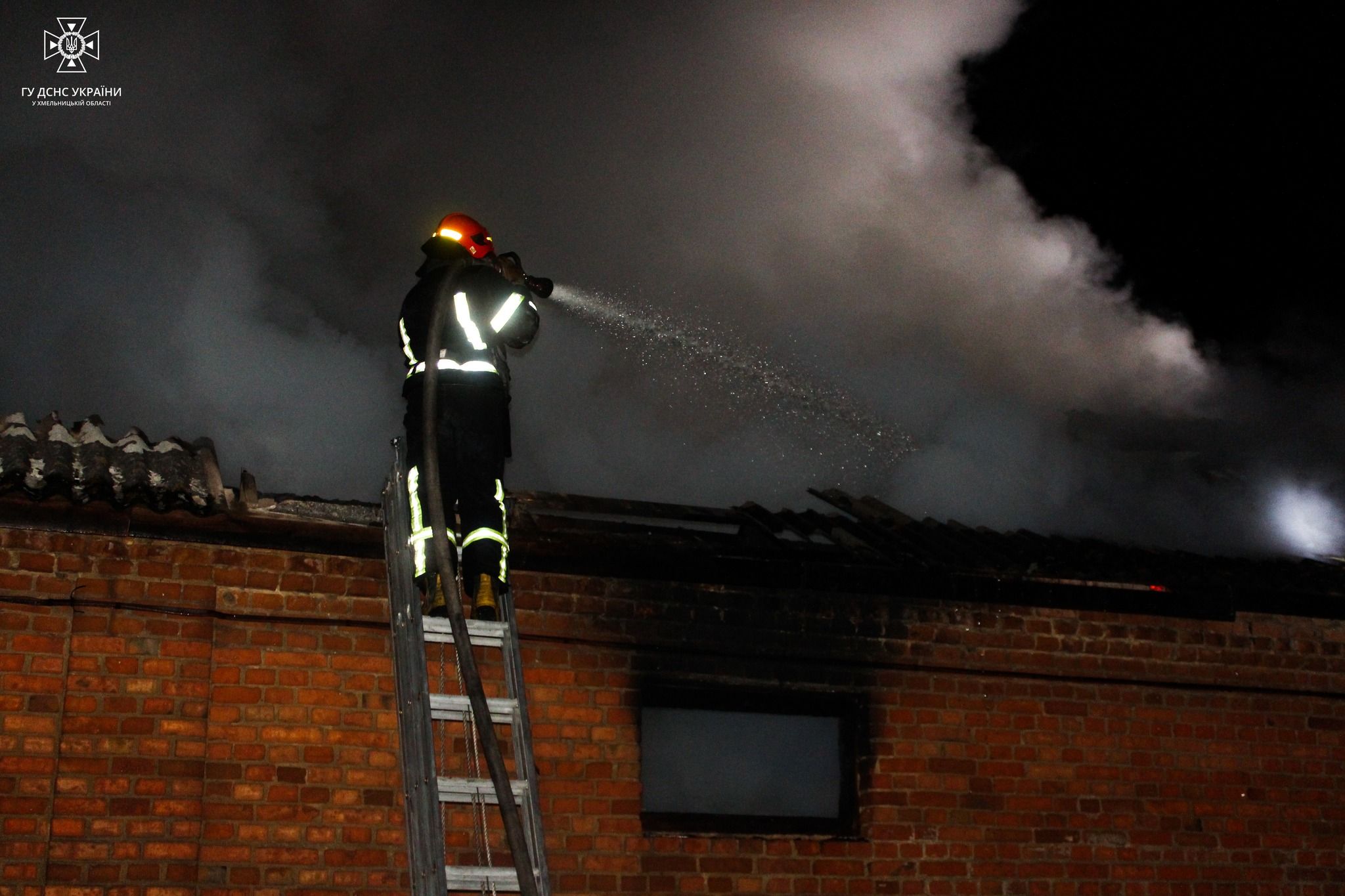 Новини Хмельницького - фото з Масштабна пожежа у Хмельницькому районі: згоріло виробництво пластику (ФОТО, ВІДЕО)
