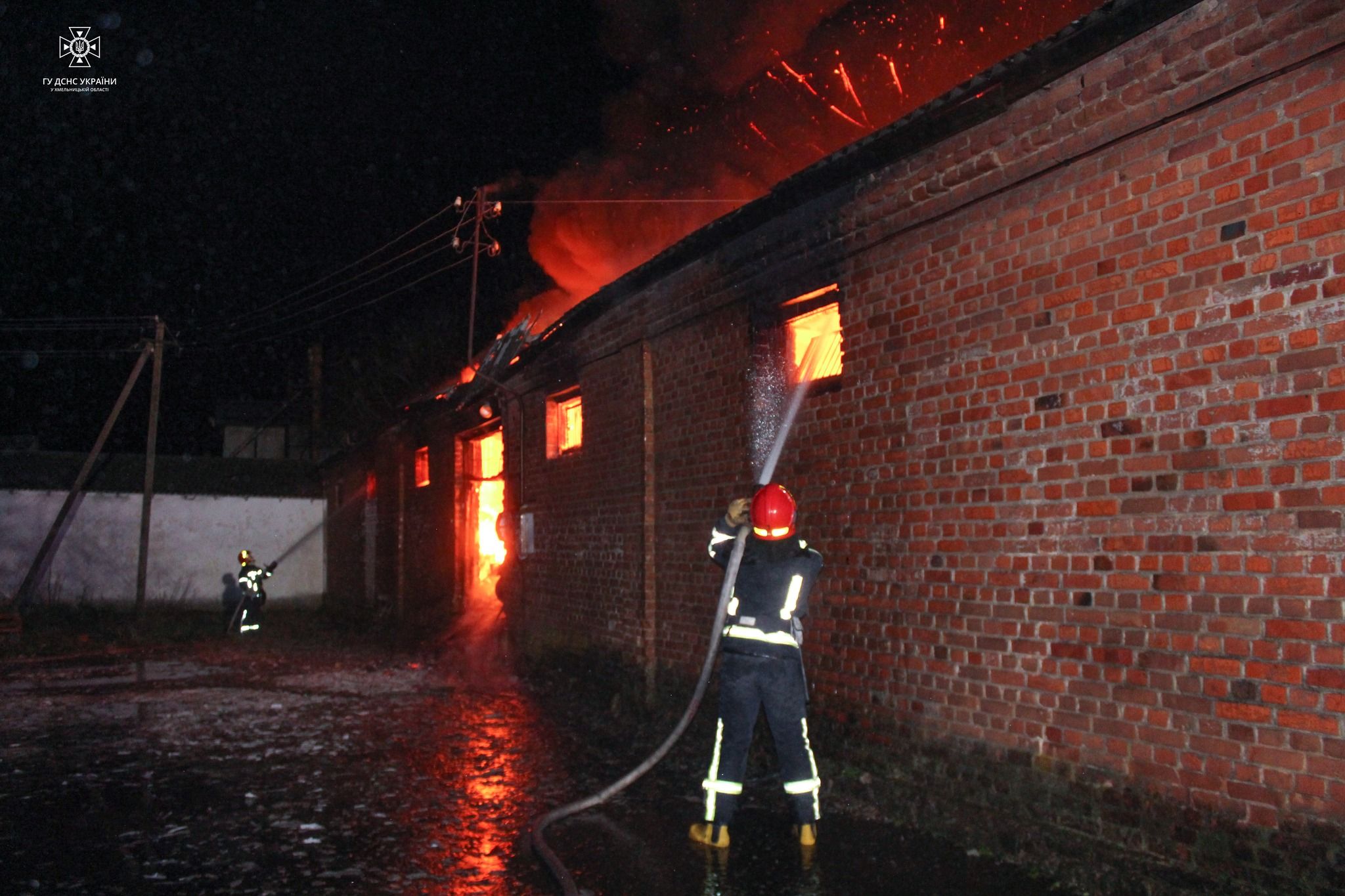 Новини Хмельницького - фото з Масштабна пожежа у Хмельницькому районі: згоріло виробництво пластику (ФОТО, ВІДЕО)