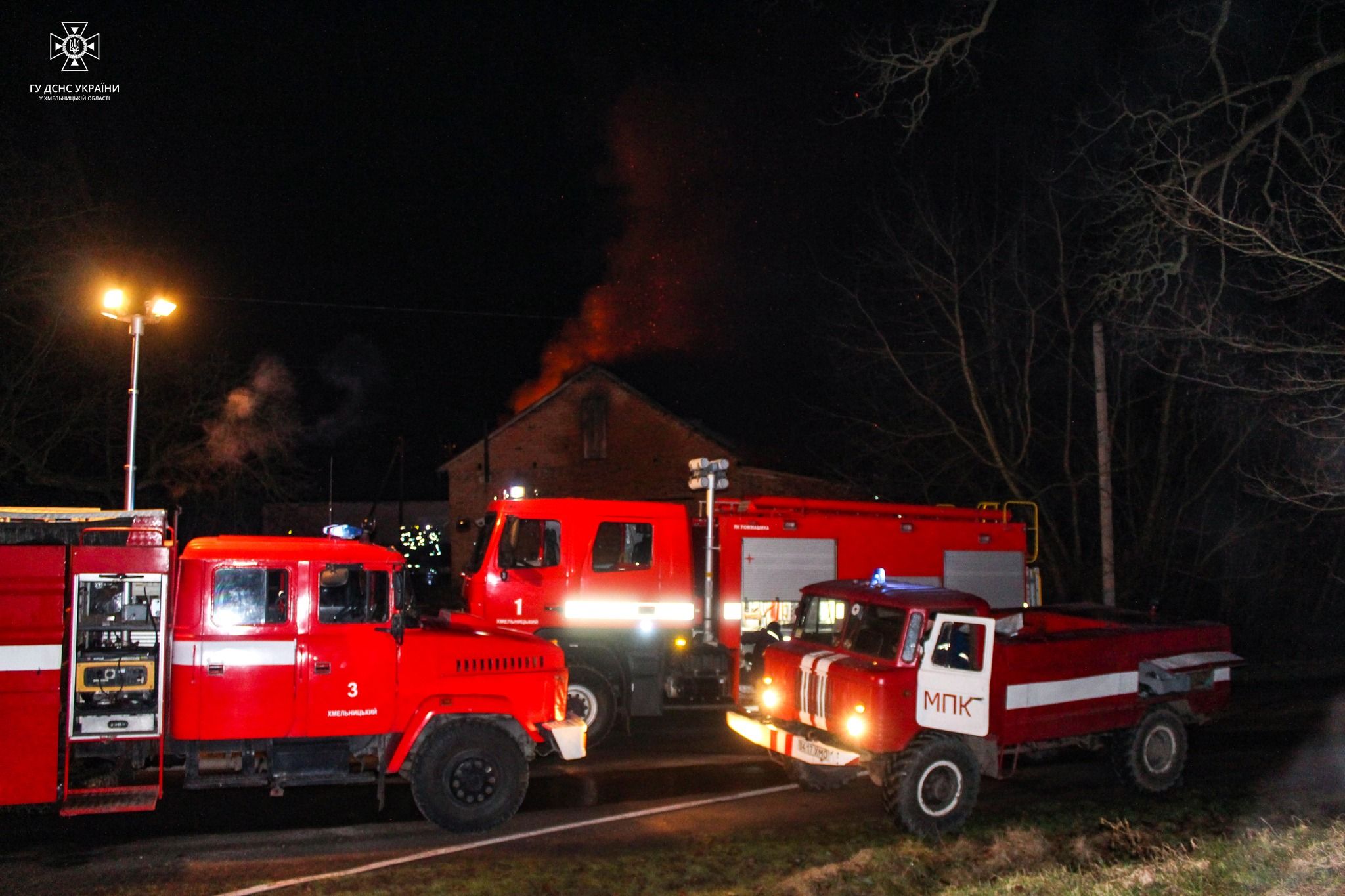 Новини Хмельницького - фото з Масштабна пожежа у Хмельницькому районі: згоріло виробництво пластику (ФОТО, ВІДЕО)