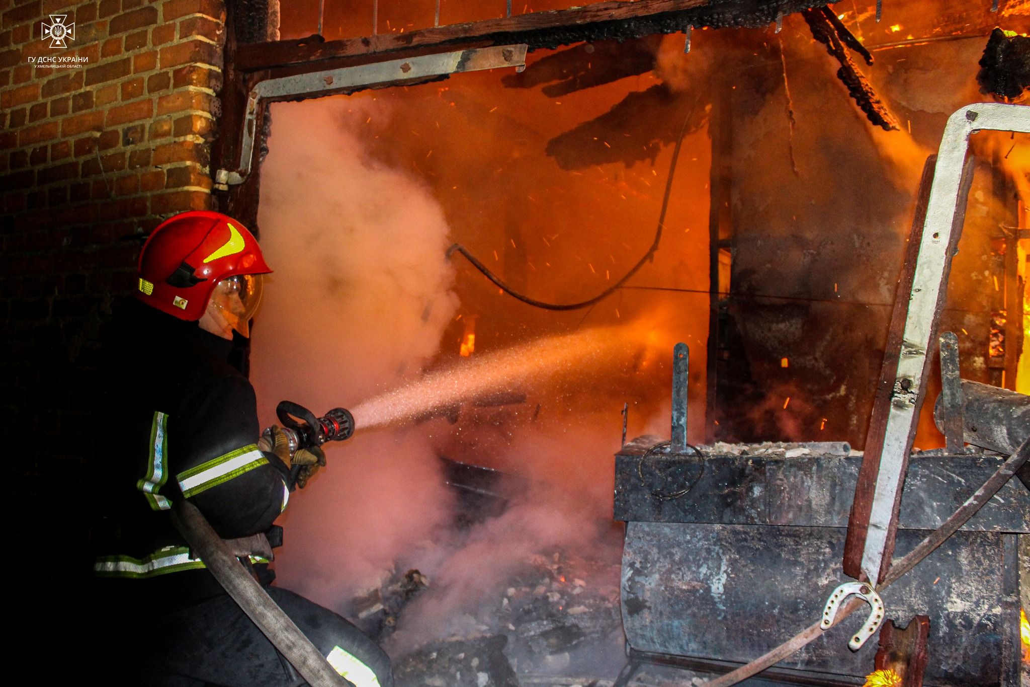 Новини Хмельницького - фото з Масштабна пожежа у Хмельницькому районі: згоріло виробництво пластику (ФОТО, ВІДЕО)