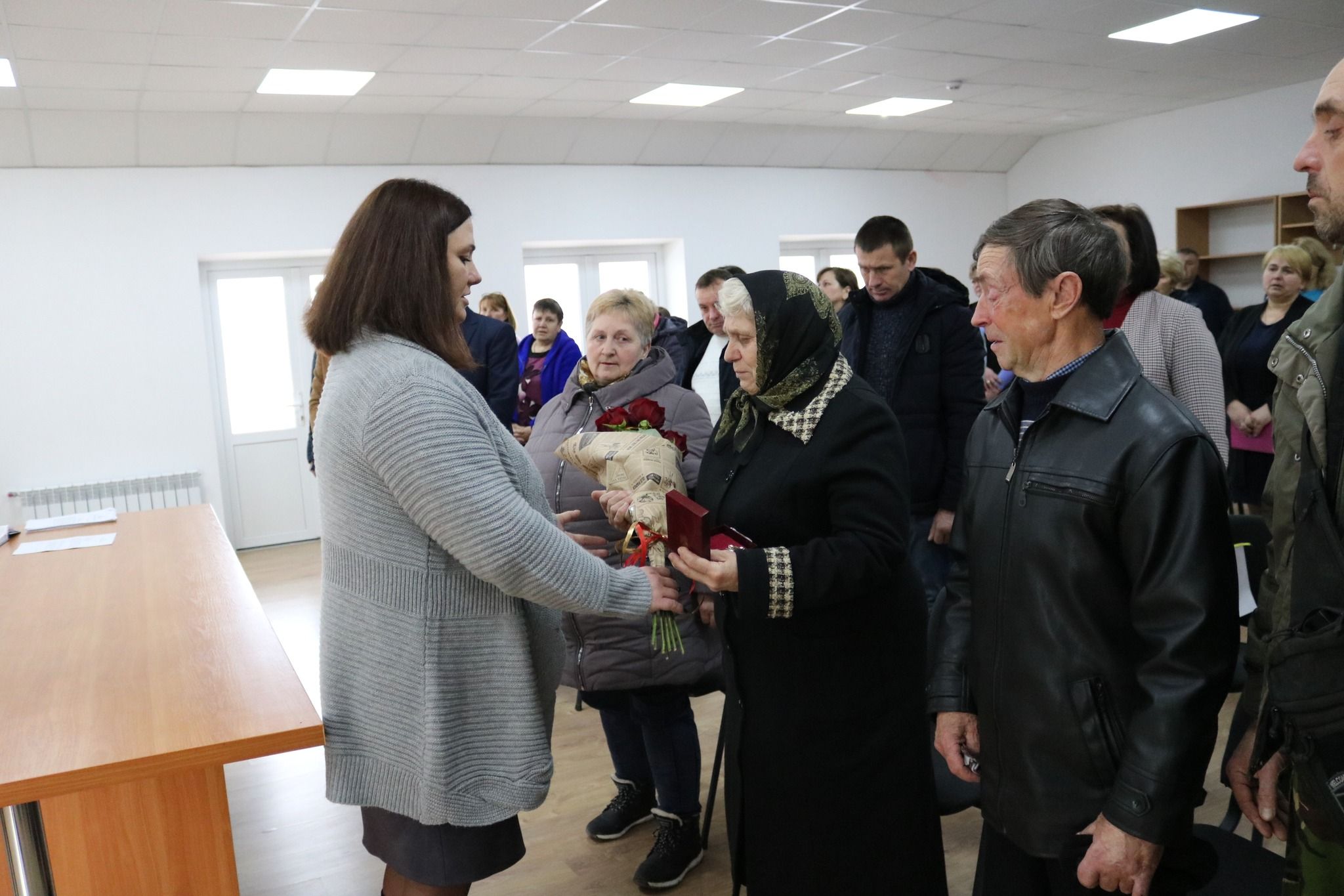 Новини Хмельницького - фото з Матері полеглого захисника з Кам’янеччини вручили почесну відзнаку сина