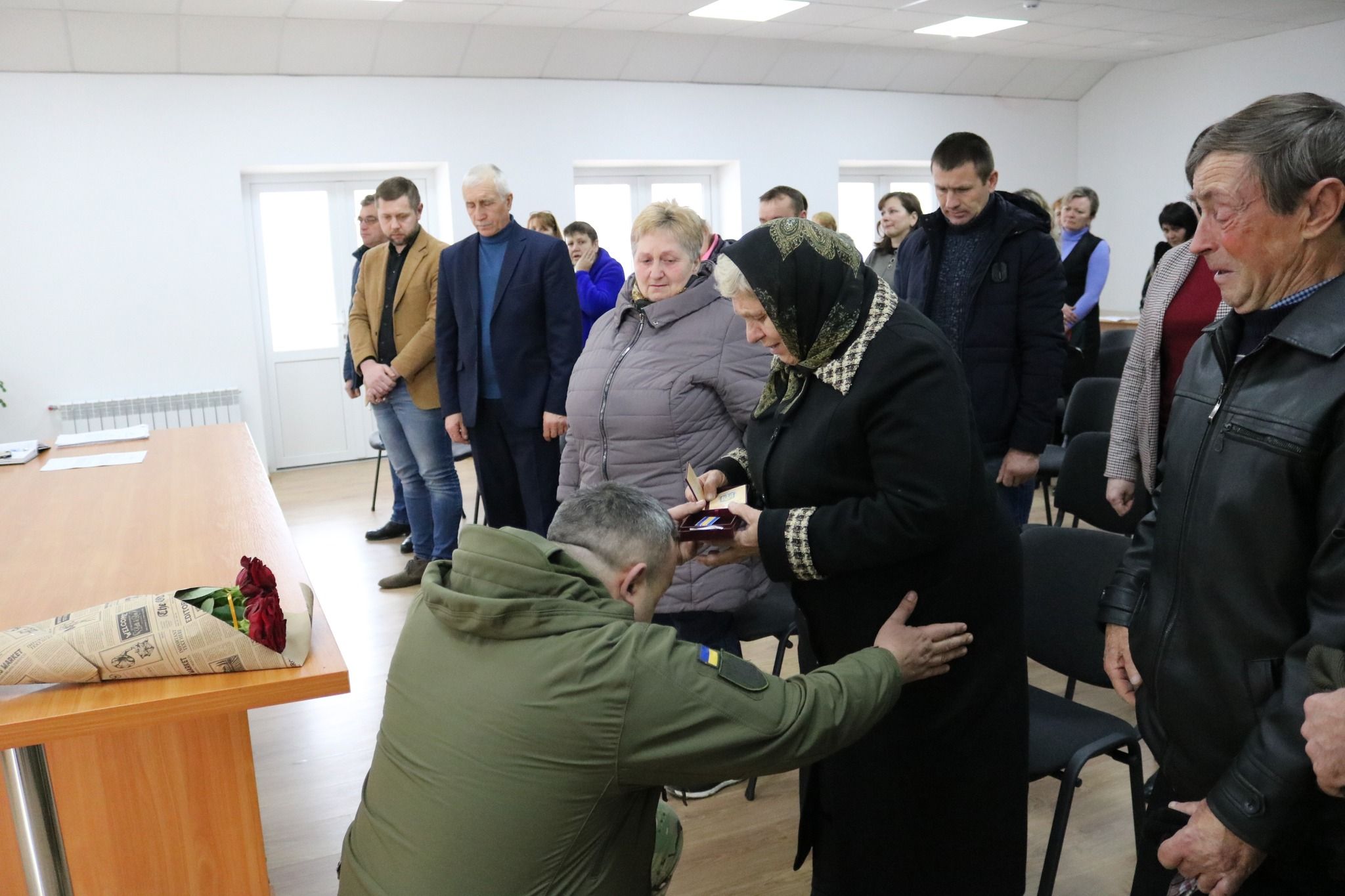 Новини Хмельницького - фото з Матері полеглого захисника з Кам’янеччини вручили почесну відзнаку сина