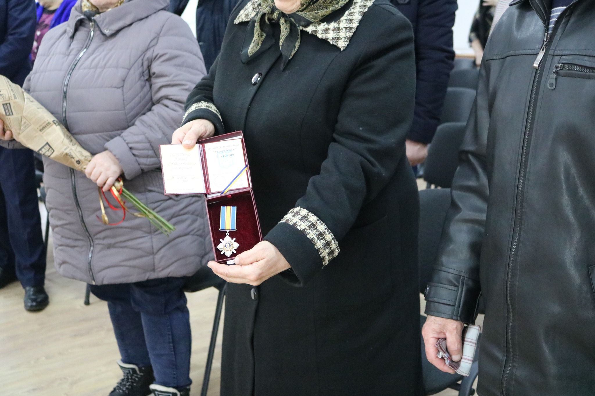 Новини Хмельницького - фото з Матері полеглого захисника з Кам’янеччини вручили почесну відзнаку сина