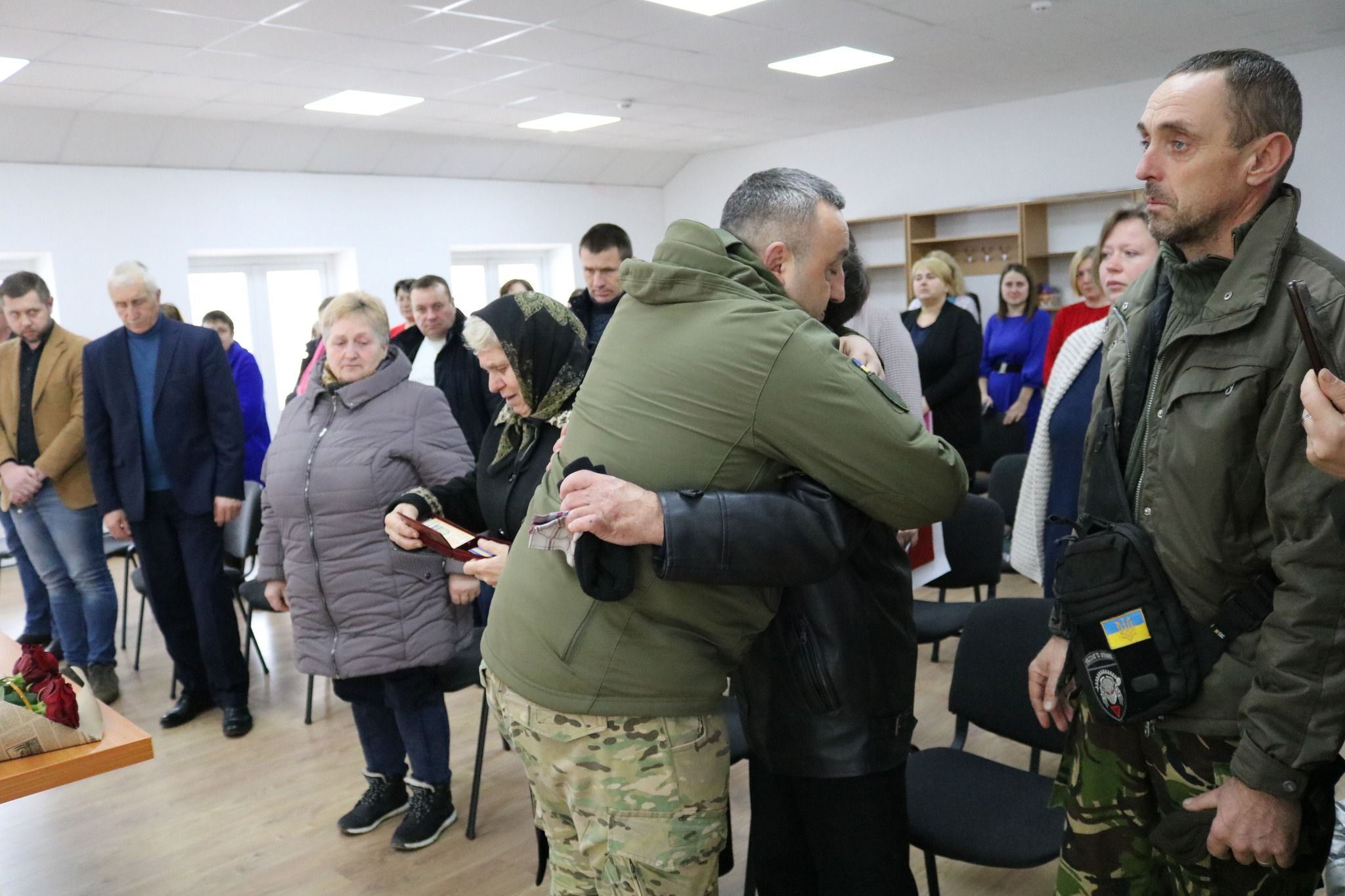 Новини Хмельницького - фото з Матері полеглого захисника з Кам’янеччини вручили почесну відзнаку сина
