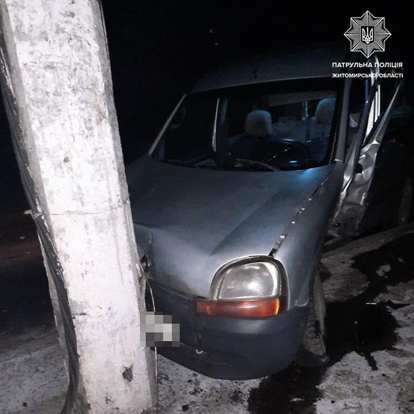 Новини Житомира - фото з Два автомобілі, дерево і опора - ДТП на вулиці Перемоги у Житомирі