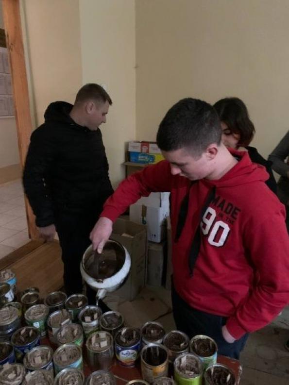 Новини Тернополя - фото з За січень волонтери медичного університету виготовили понад 700 окопних свічок  для наших ЗСУ (ФОТО)