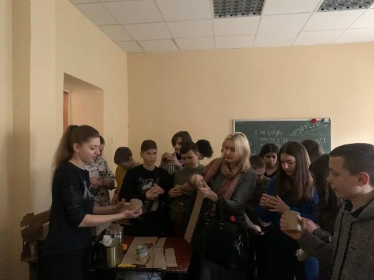 Новини Тернополя - фото з За січень волонтери медичного університету виготовили понад 700 окопних свічок  для наших ЗСУ (ФОТО)