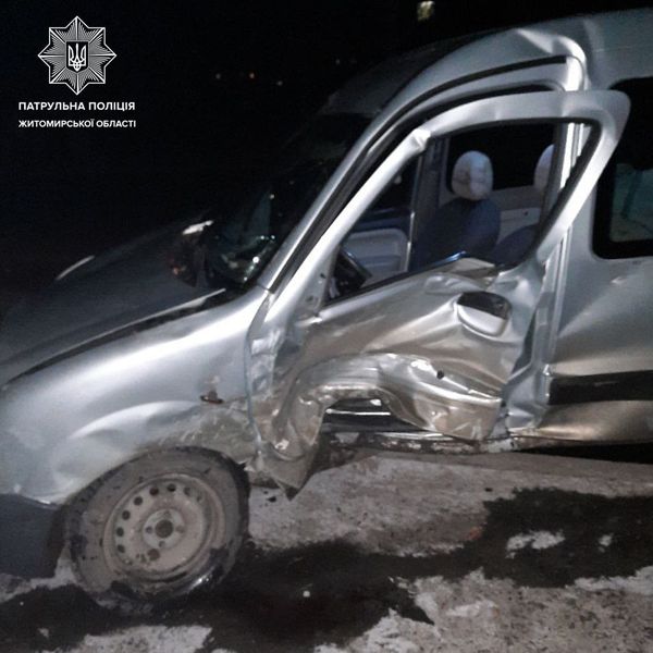 Новини Житомира - фото з Два автомобілі, дерево і опора - ДТП на вулиці Перемоги у Житомирі