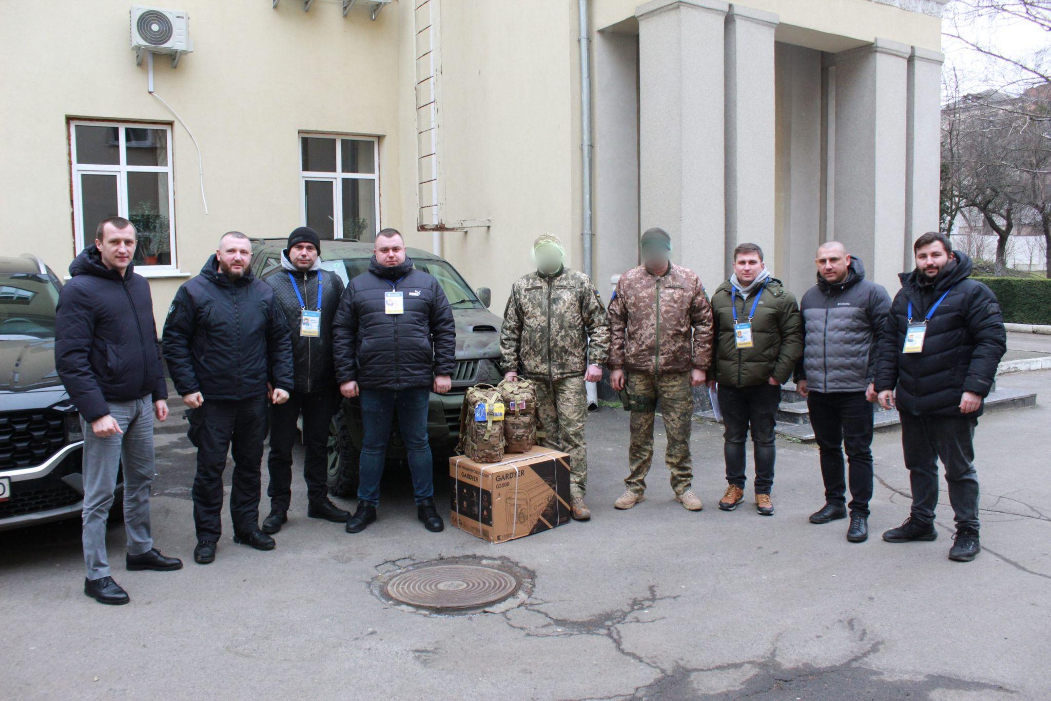 Новини Хмельницького - фото з Військовим – від кіношників: з Хмельниччини на передову рушило авто