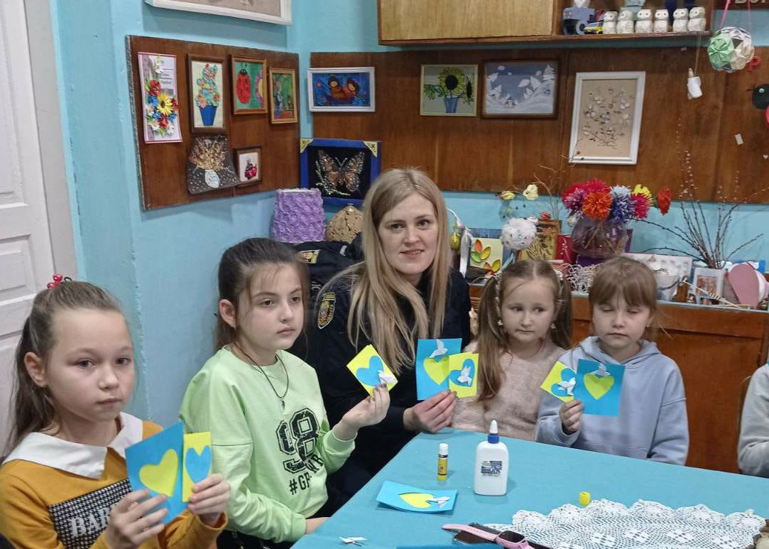 Новини Тернополя - фото з Діти з Козови виготовили листівки для зихисників України